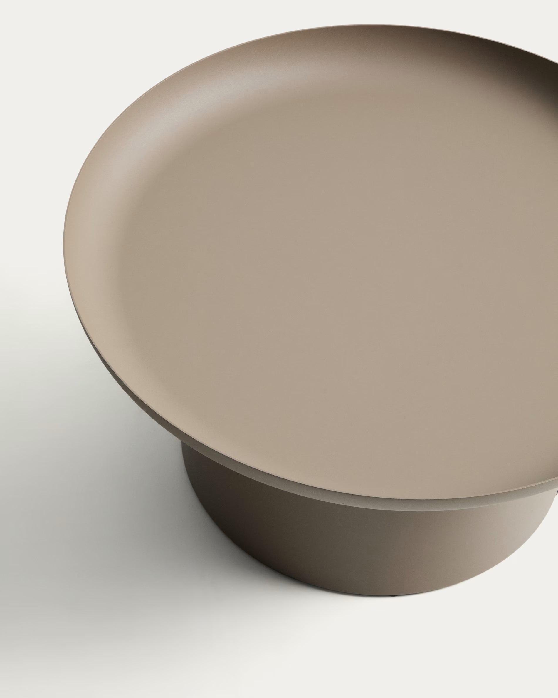 Stolik kawowy ogrodowy ARCOLA taupe – Kave Home