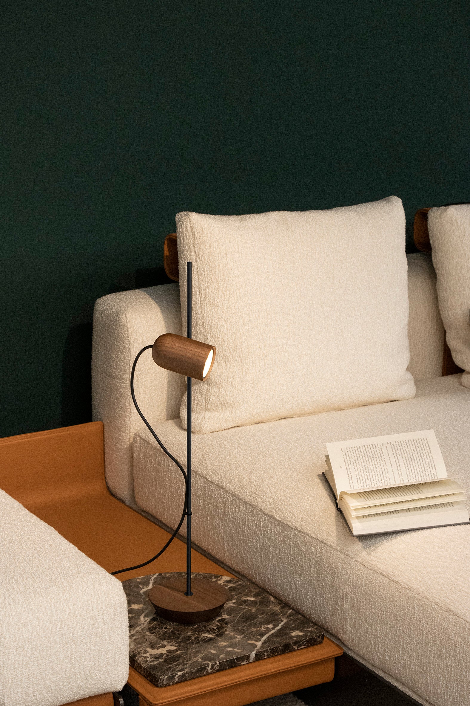 Tafellamp ONFA in notenhout met grafietafwerking