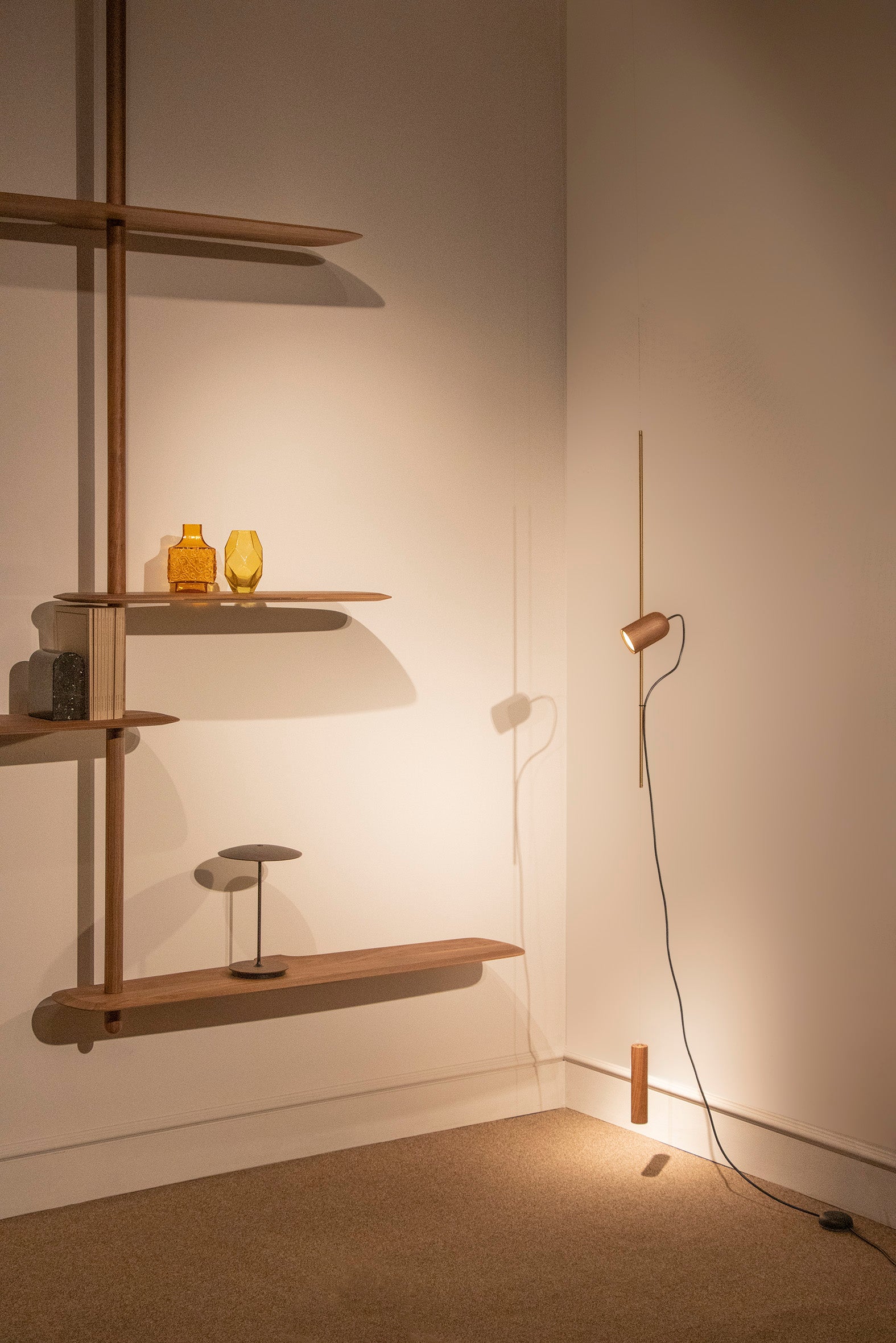 Hanglamp ONFA van notenhout met messing afwerking