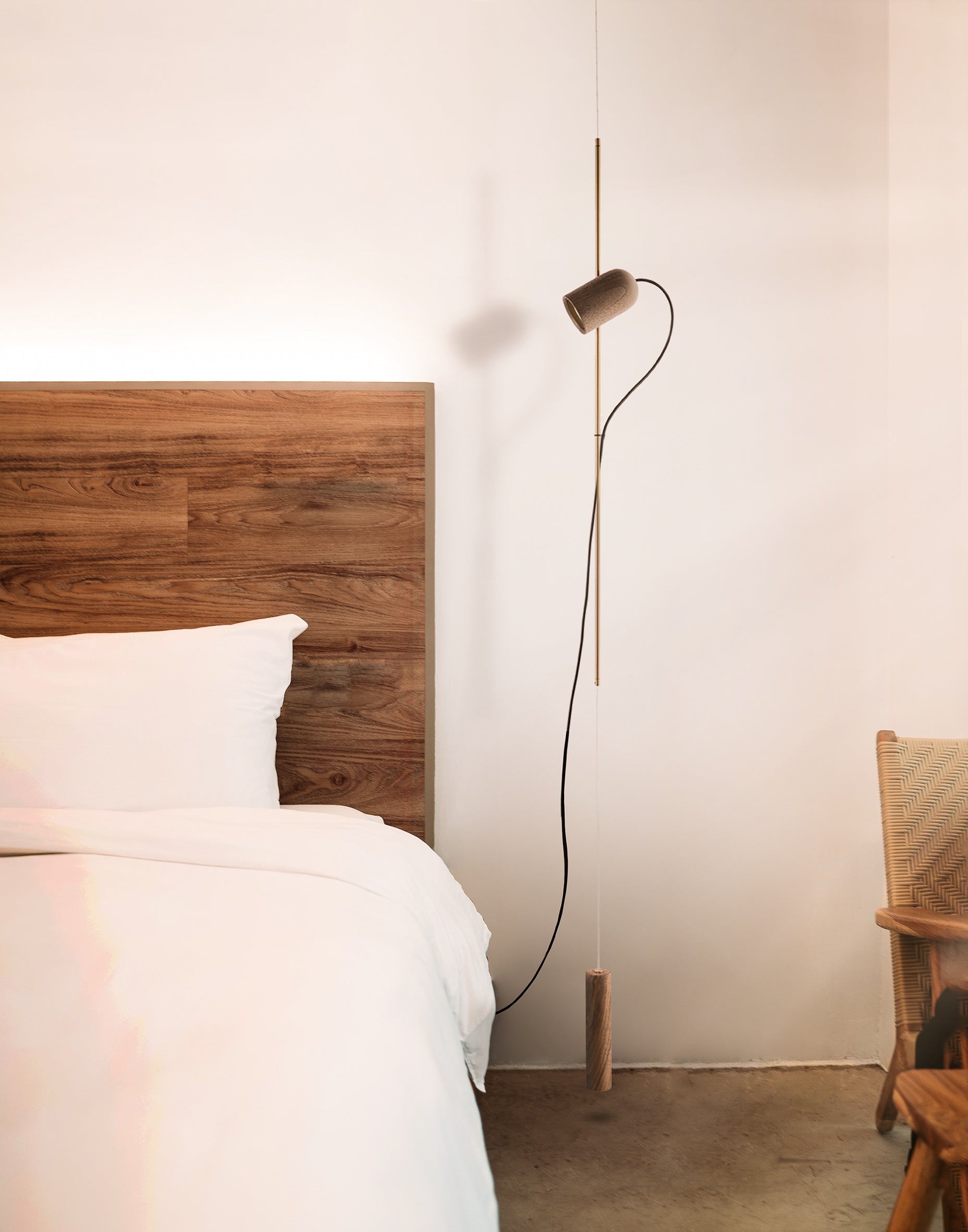 Hanglamp ONFA van notenhout met messing afwerking