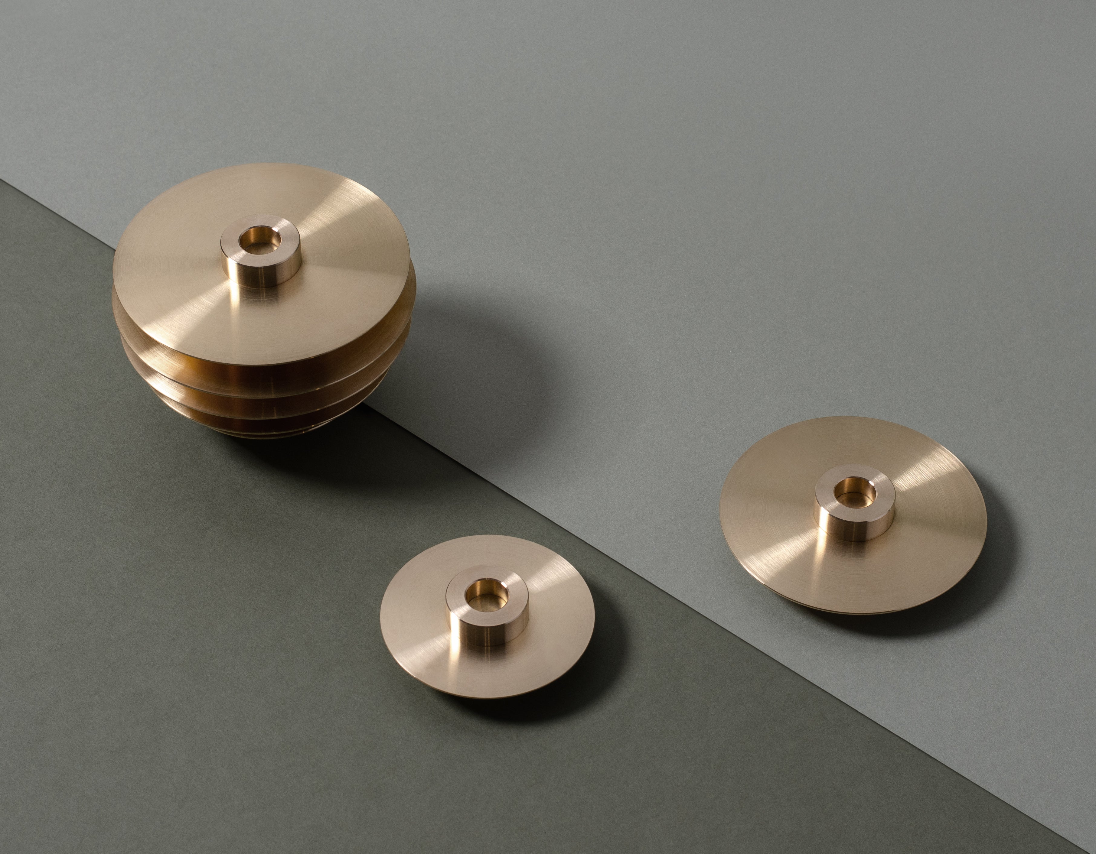 Set von ORB Kerzenhaltern aus Messing