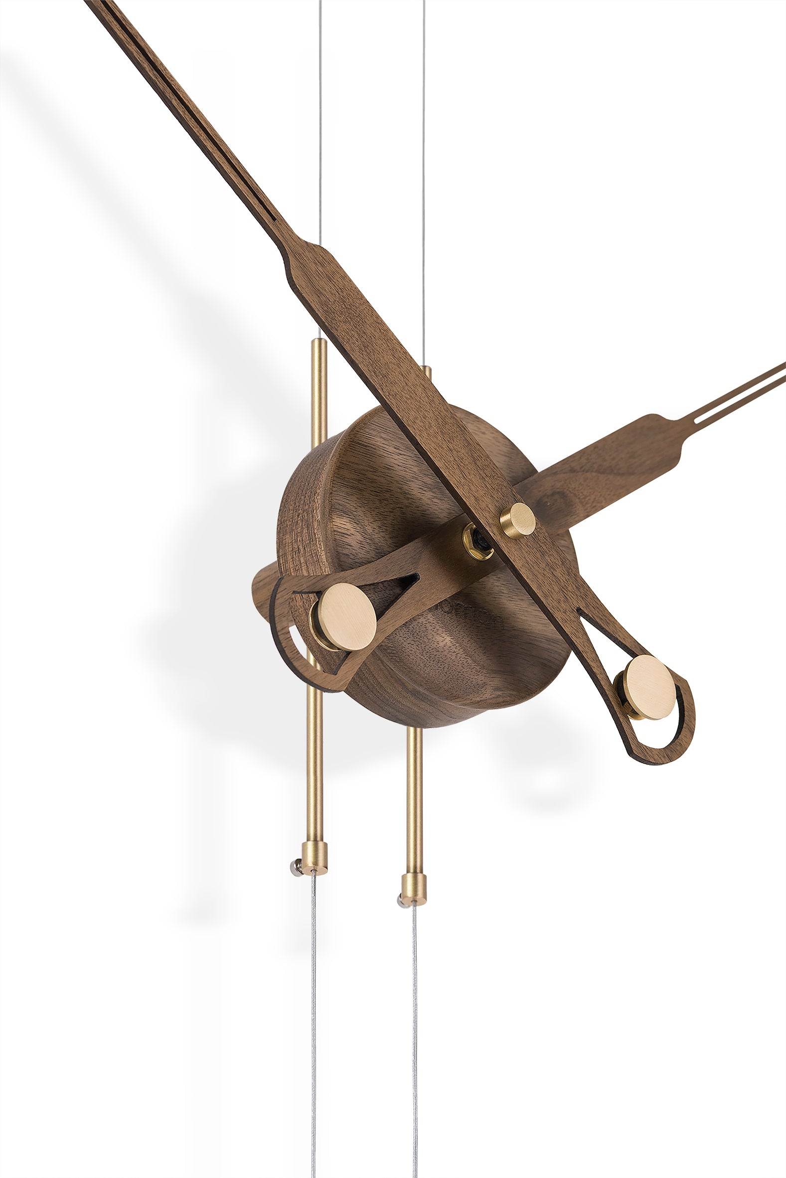 Wanduhr PENDULO PREMIUM aus Nussbaumholz mit messingfarbener Veredelung