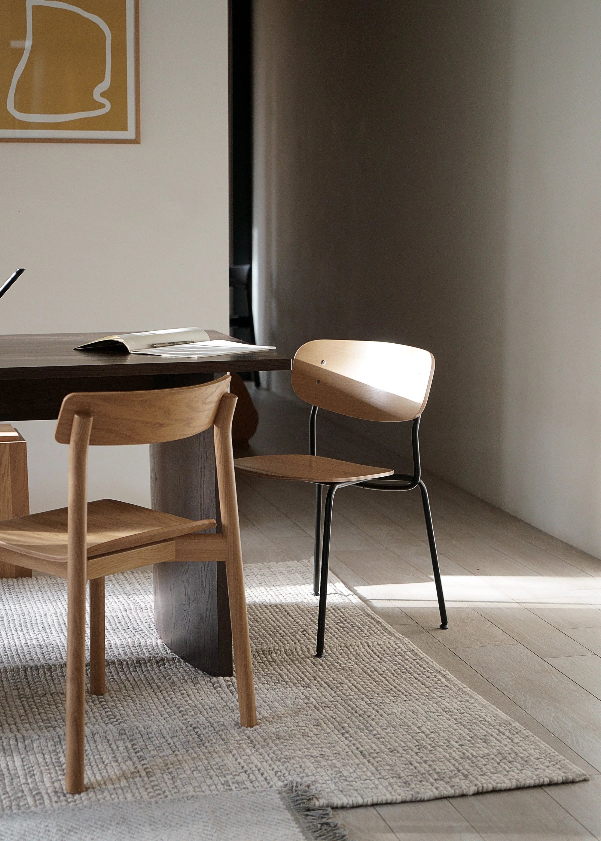 Stuhl SPLOT aus Eichenholz mit schwarzem Gestell