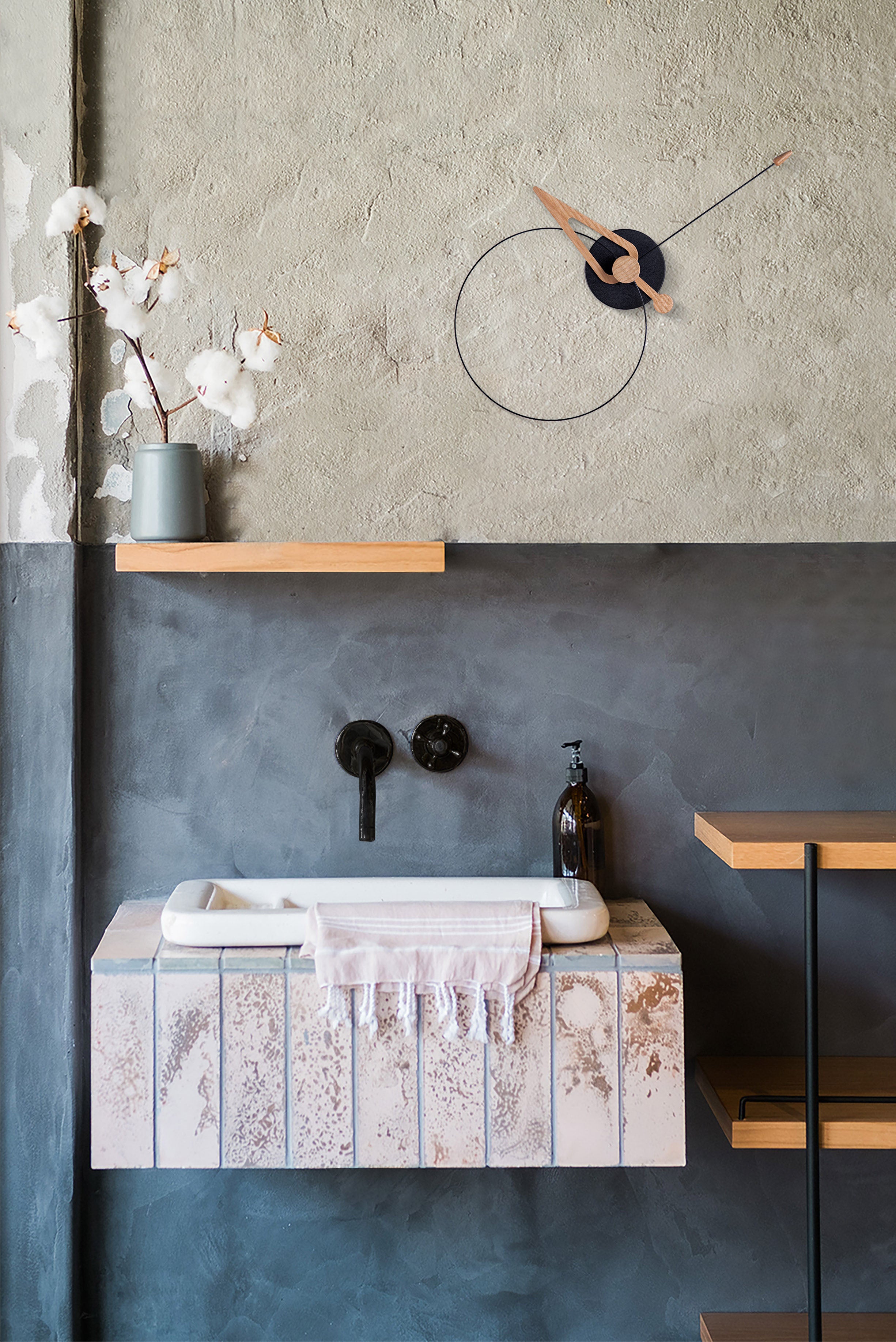 Wanduhr PICO aus Eichenholz mit Schwarz