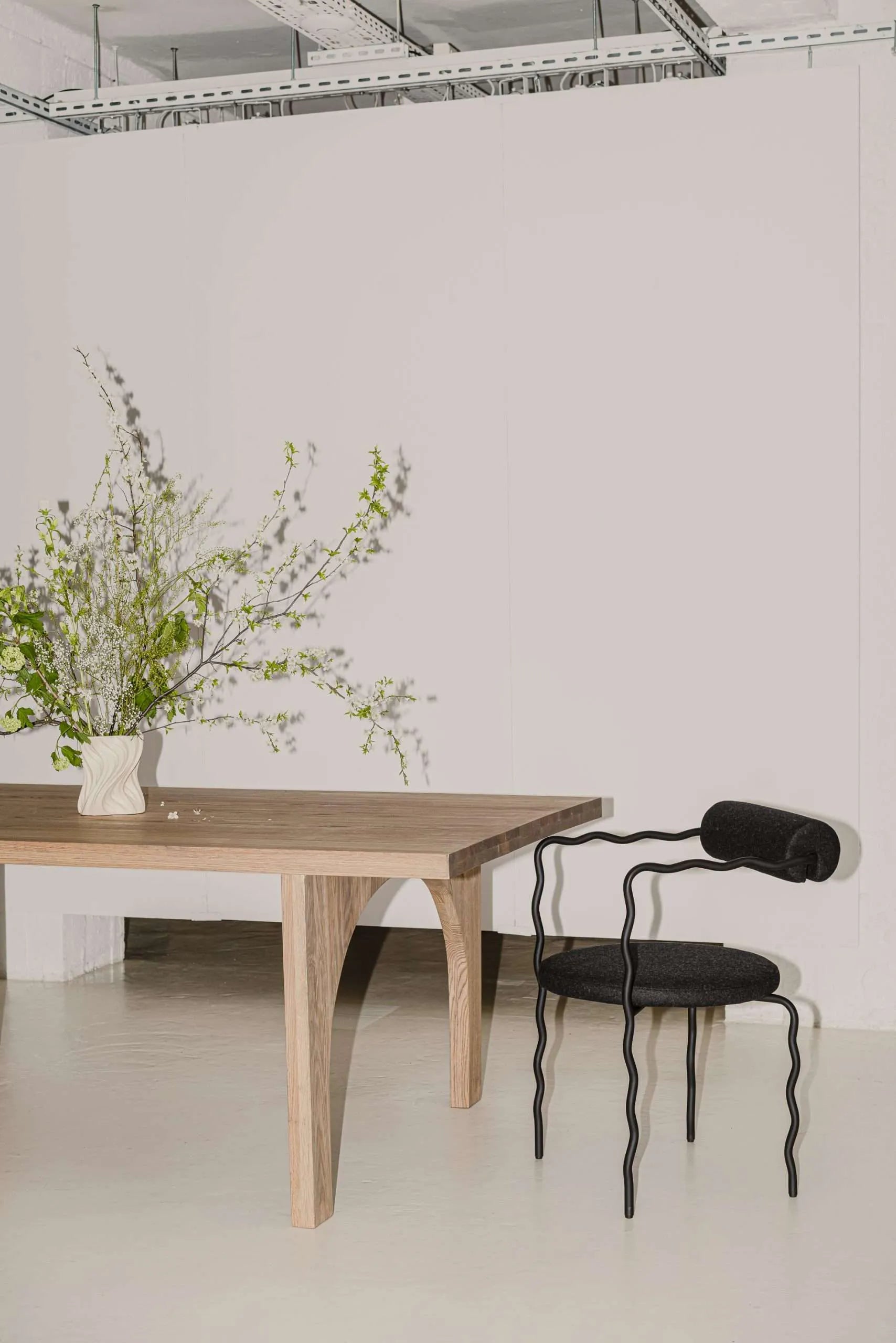 SAGE VAGUE fauteuil met armleuningen, gestoffeerd met een metalen basis