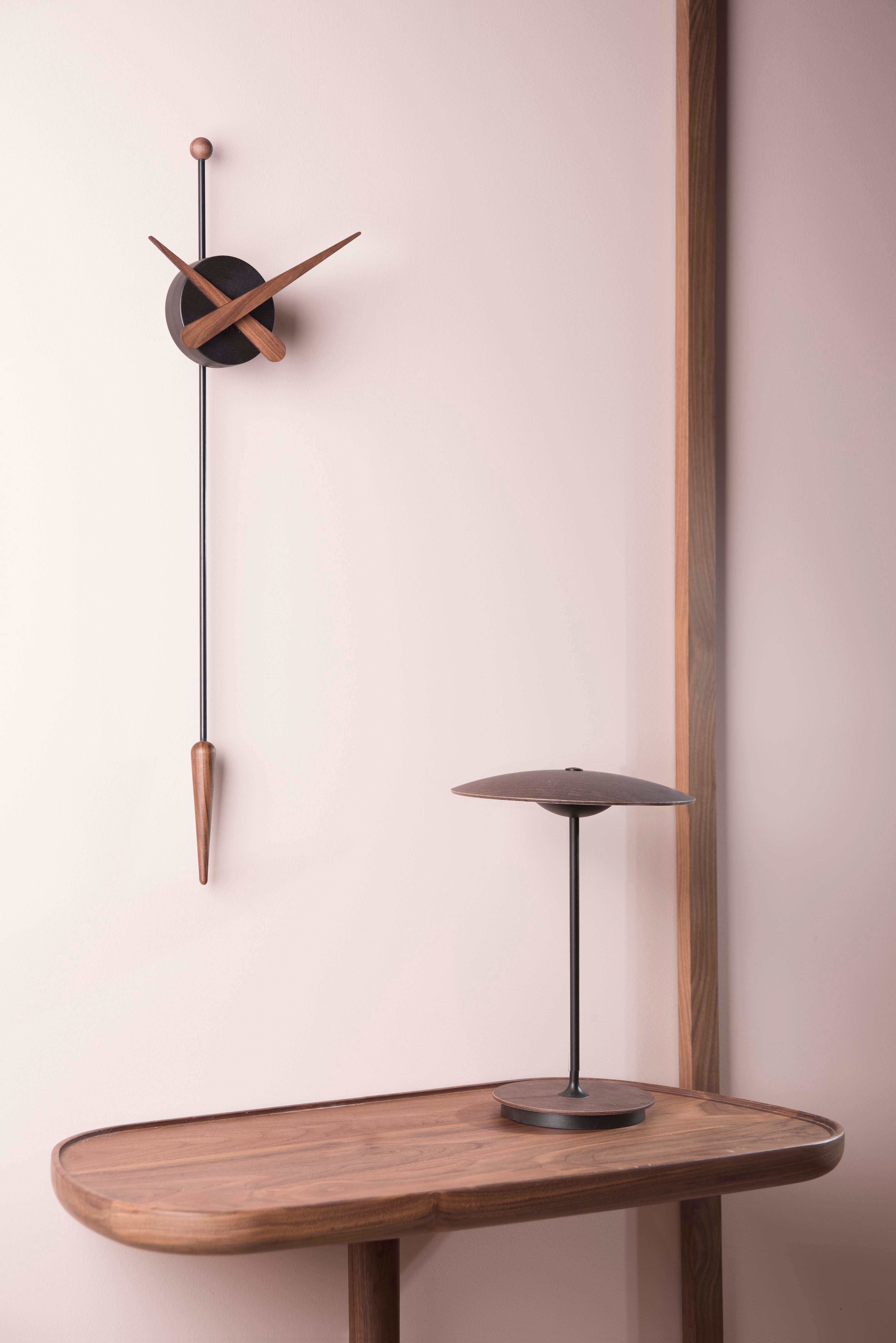 Wanduhr PUNTA Nussbaum mit Schwarz