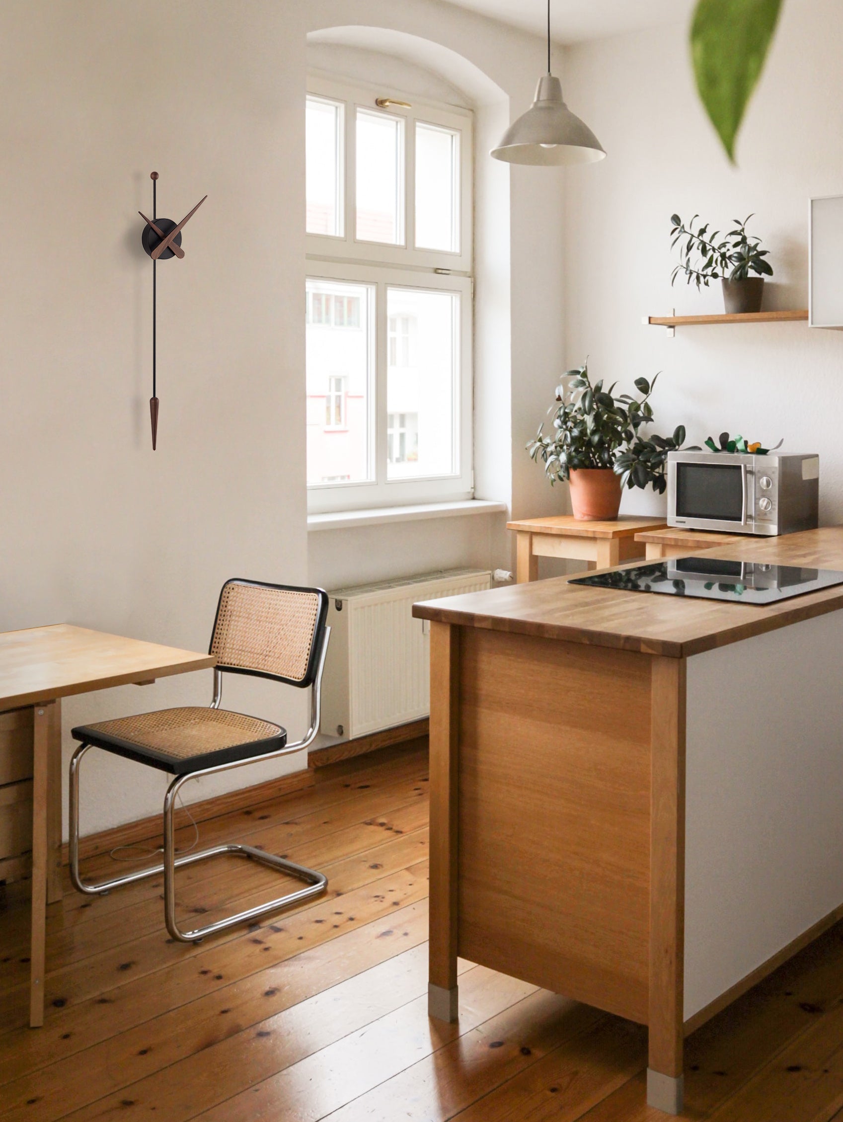 Wanduhr PUNTA Nussbaum mit Schwarz