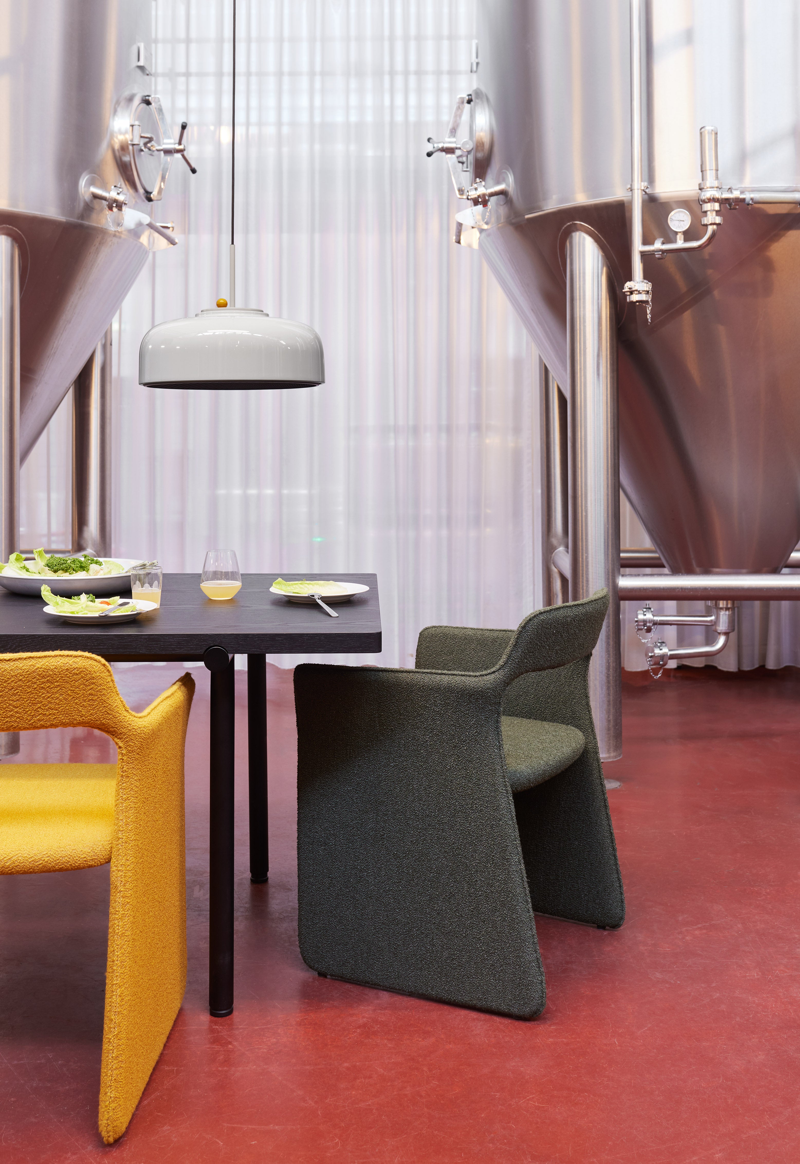 Tisch TUBBY TUBE schwarz mit schwarzem Fuß