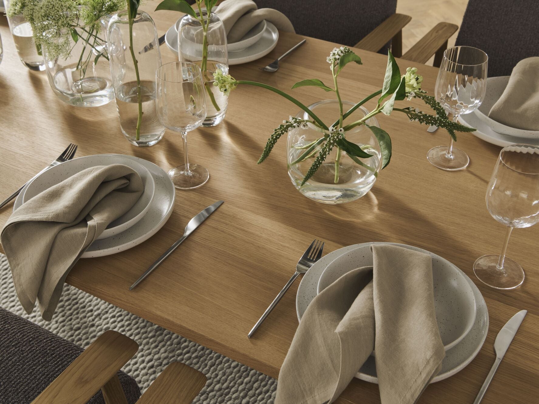 Tafel PANA met een basis van gebleekt eikenhout