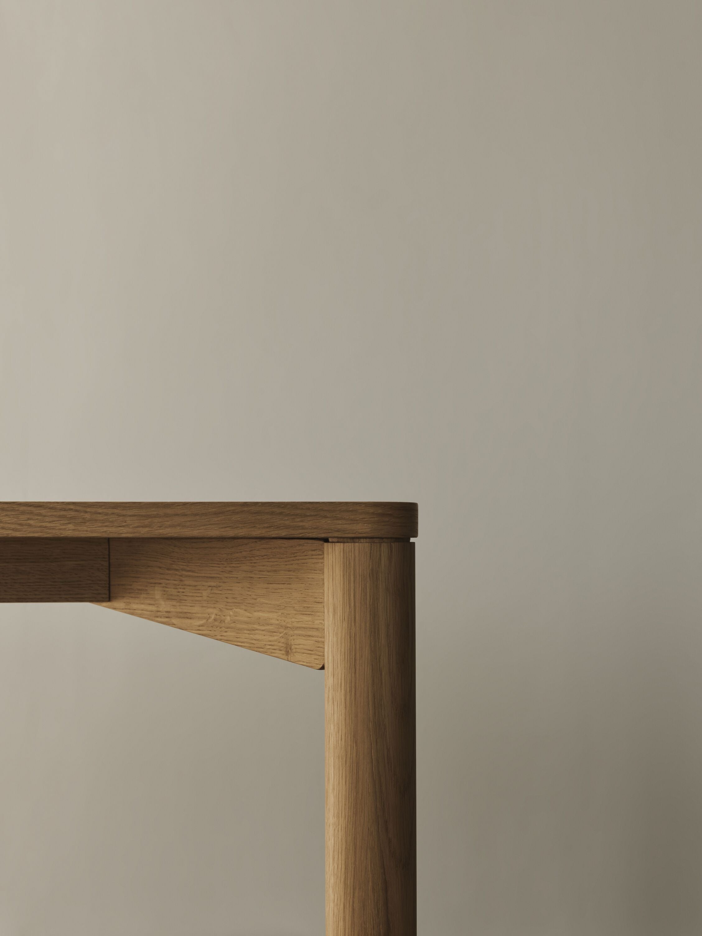 Tafel PANA met een basis van donker eikenhout