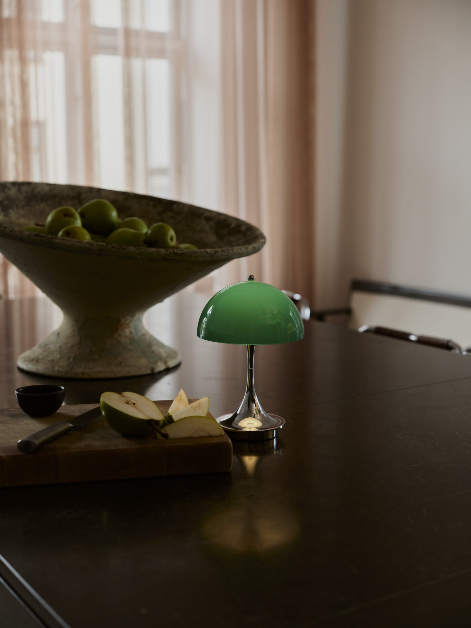 Draagbare lamp PANTHELLA 160 groen met verchroomde voet