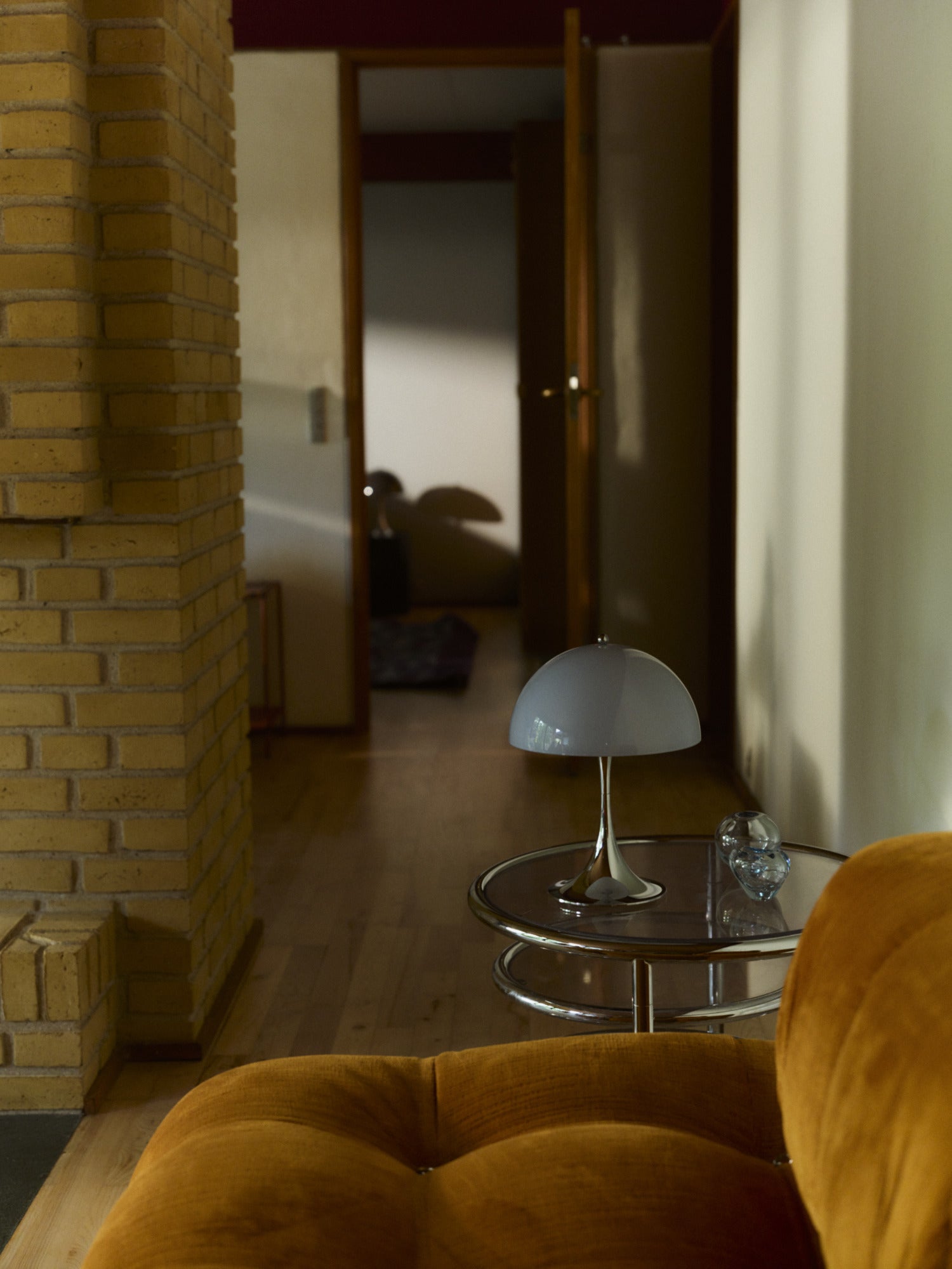 Draagbare lamp PANTHELLA 250 grijsblauw opaal met verchroomde voet