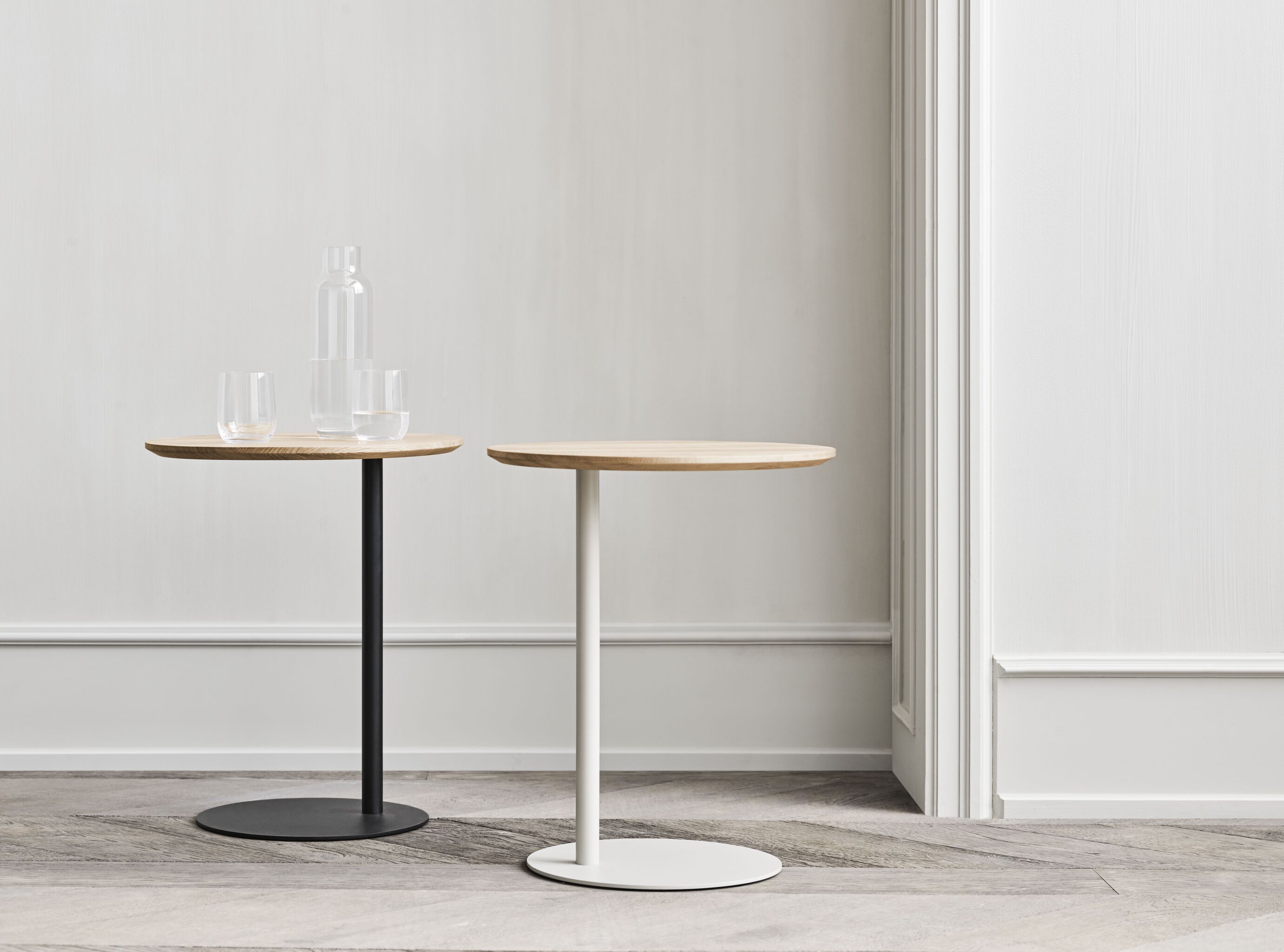 Bijzettafel PILLAR eikenhout met zwarte basis