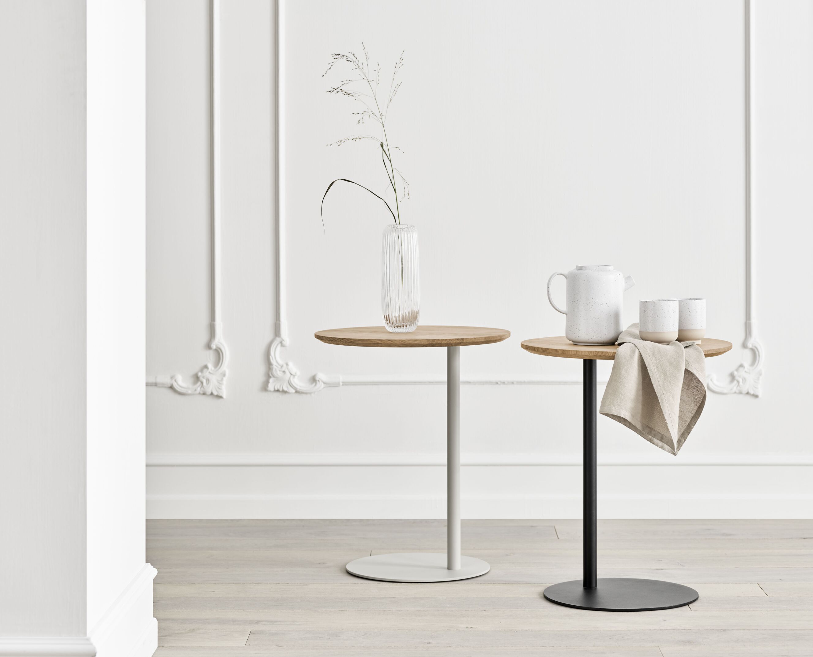 Bijzettafel PILLAR gebleekt eikenhout met zwarte basis