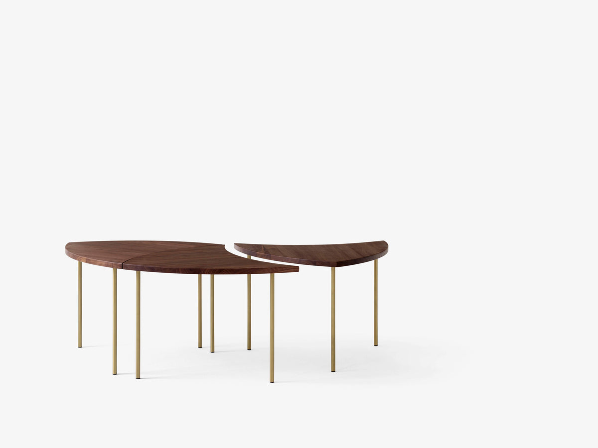 Zijtafel PINWHEEL HM7 geolied eiken met een messing basis