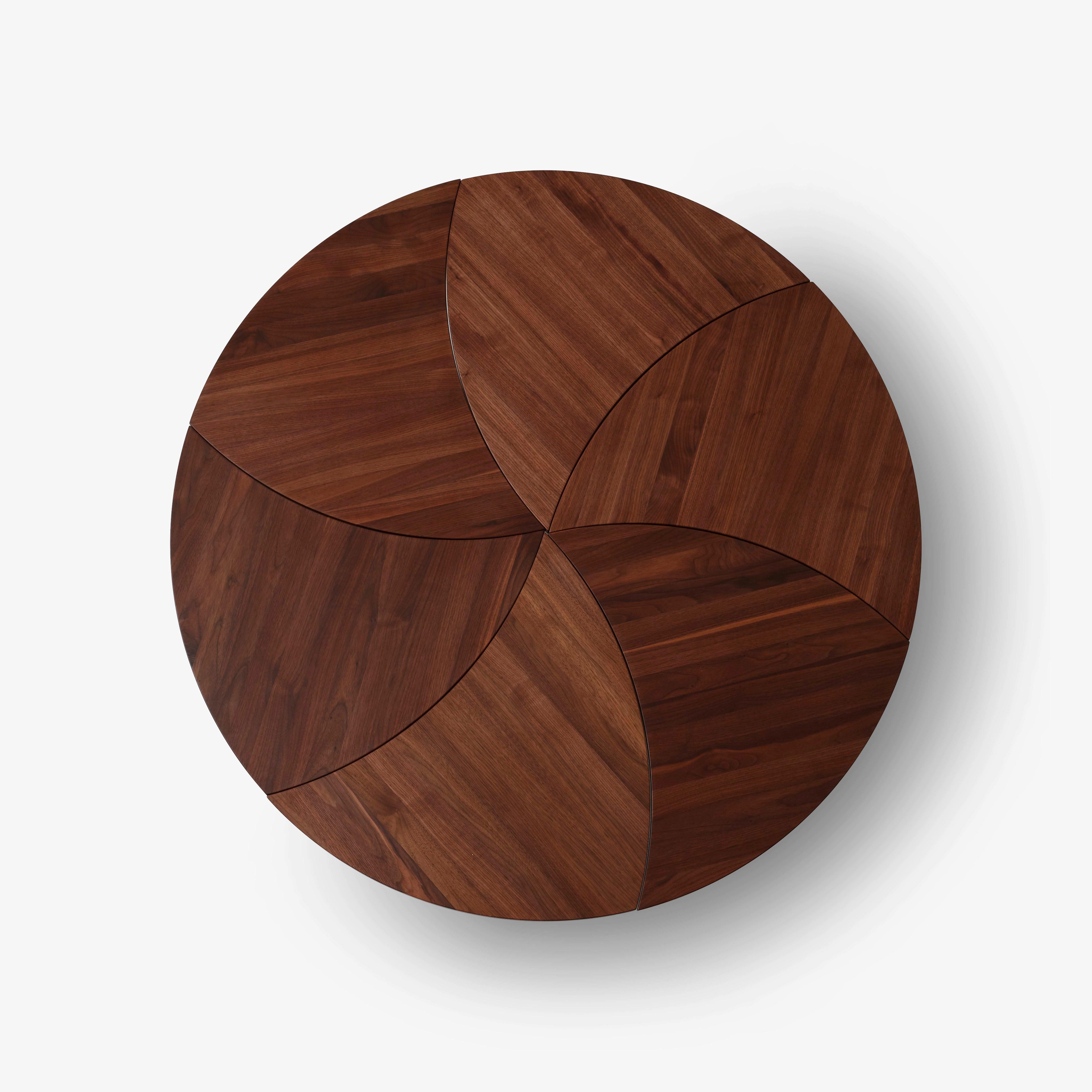 PINWHEEL HM7 bijzettafel, geolied notenhout met een messing basis