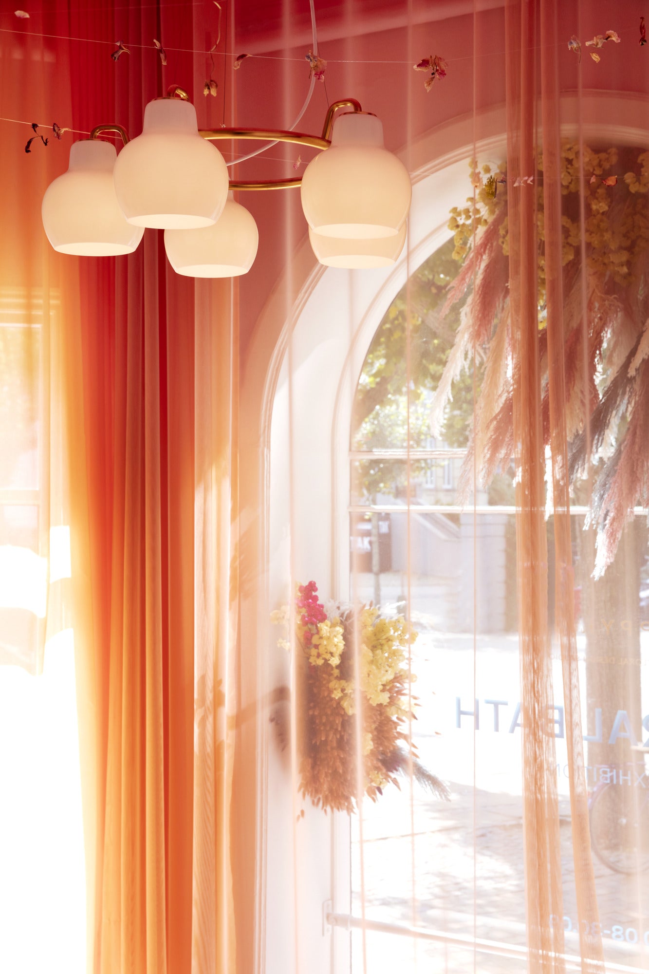 Żyrandol VL RING CROWN biały z mosiężnym wykończeniem