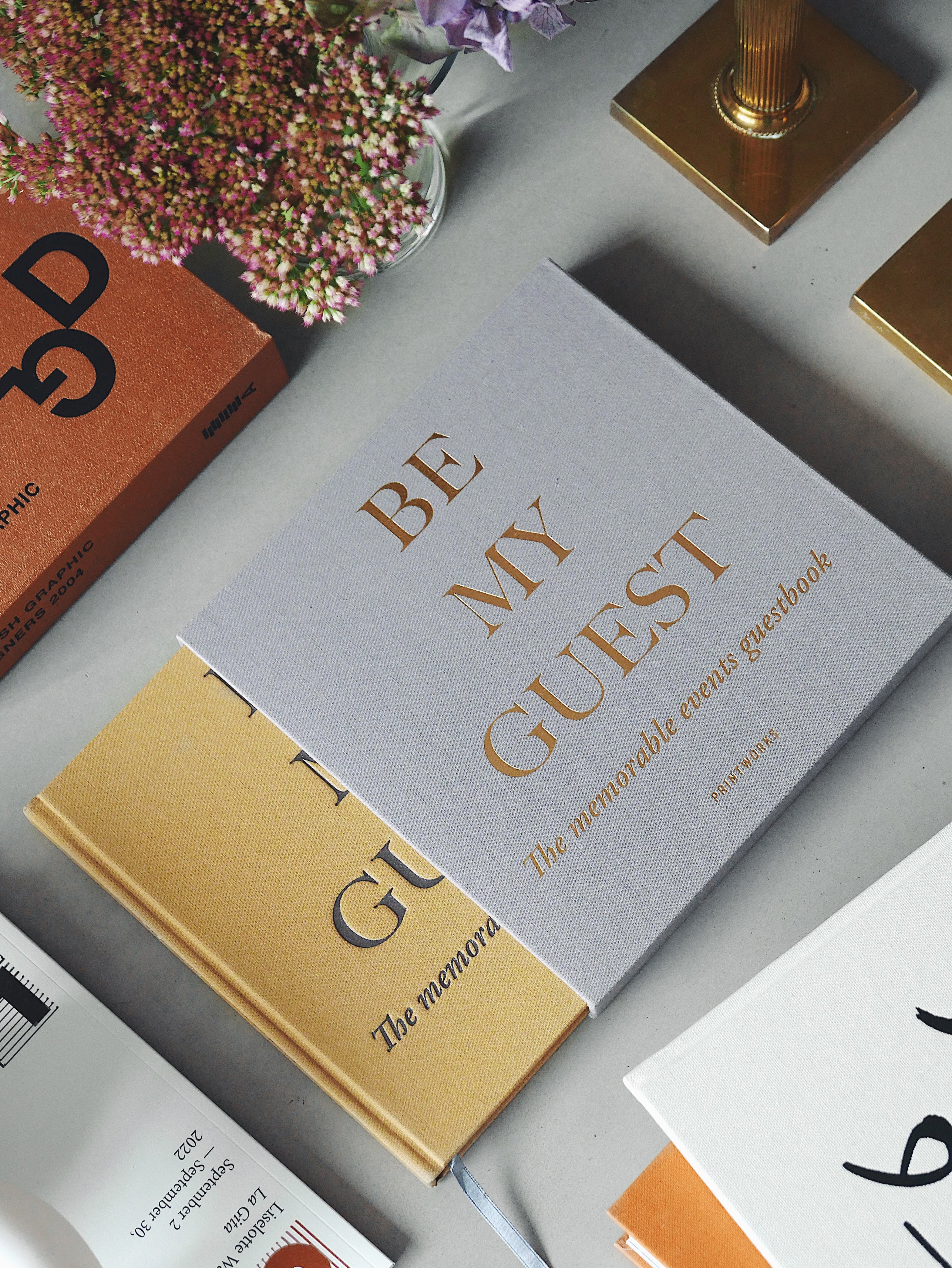 Gastenboek BE MY GUEST grijs met goud