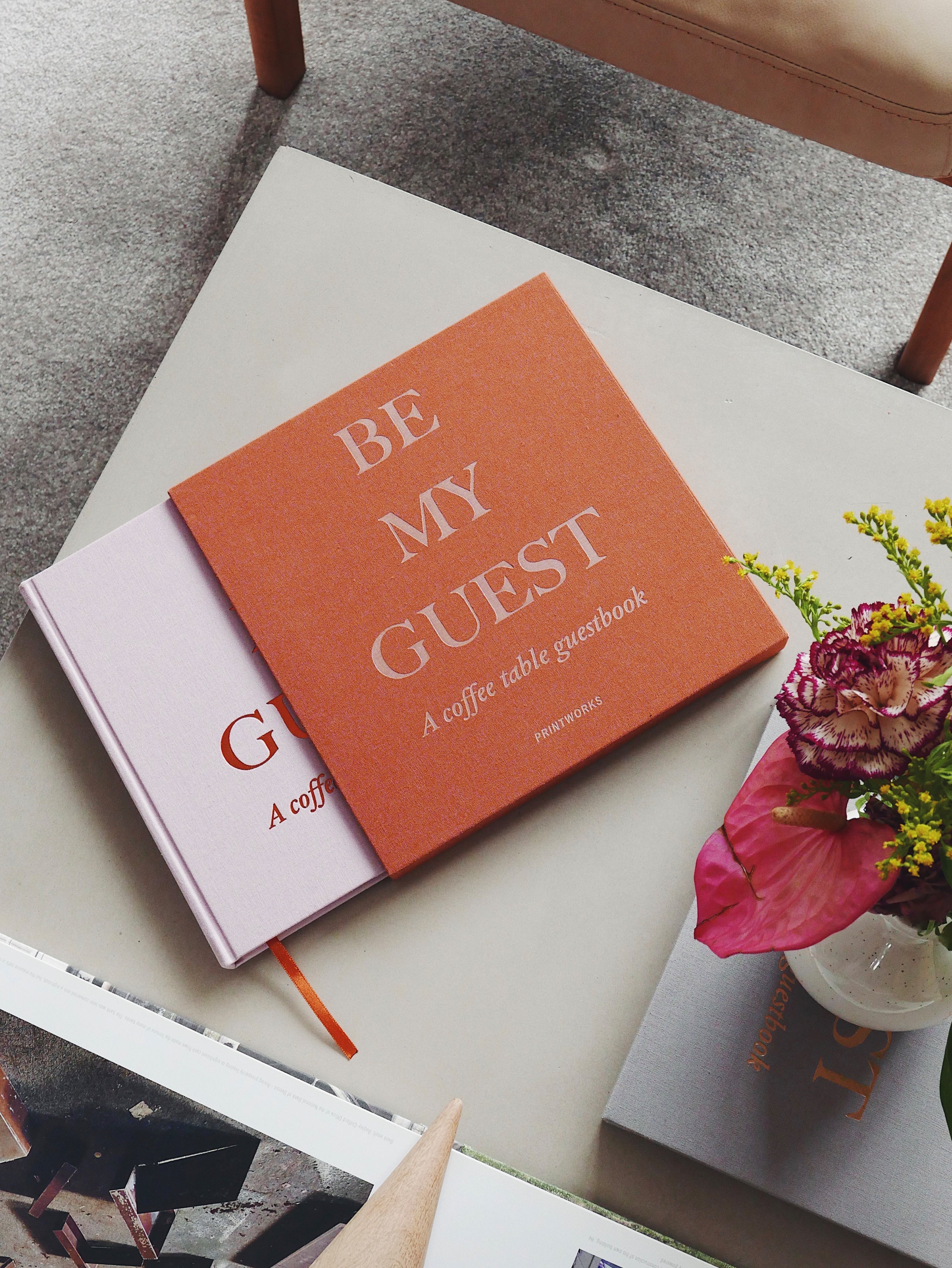 Gastenboek BE MY GUEST rood met roze