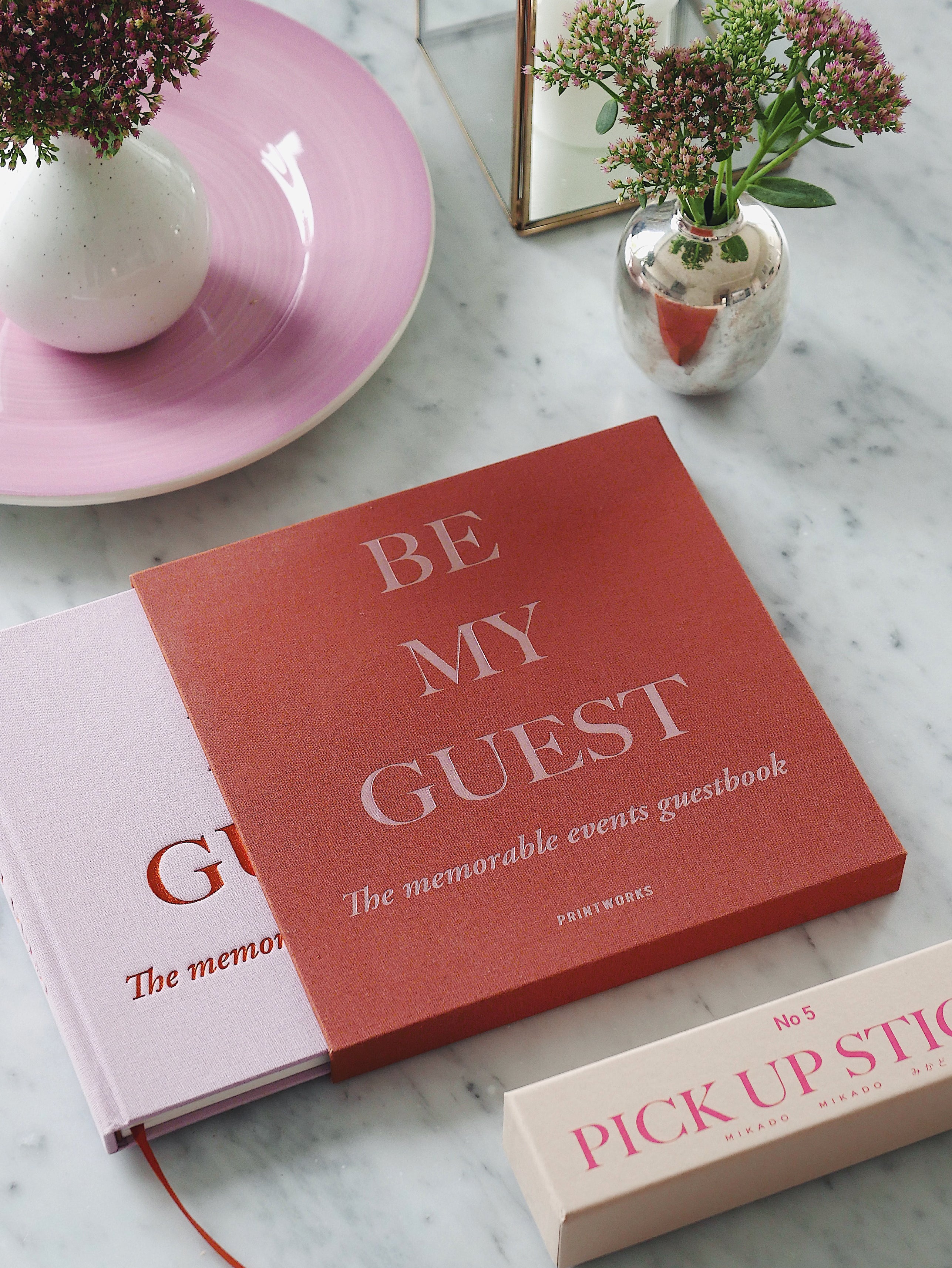 Gastenboek BE MY GUEST rood met roze