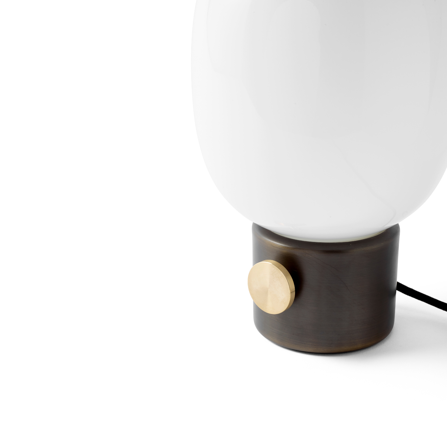 Tafellamp JWDA geblazen glas met een voet van gebronzeerd messing