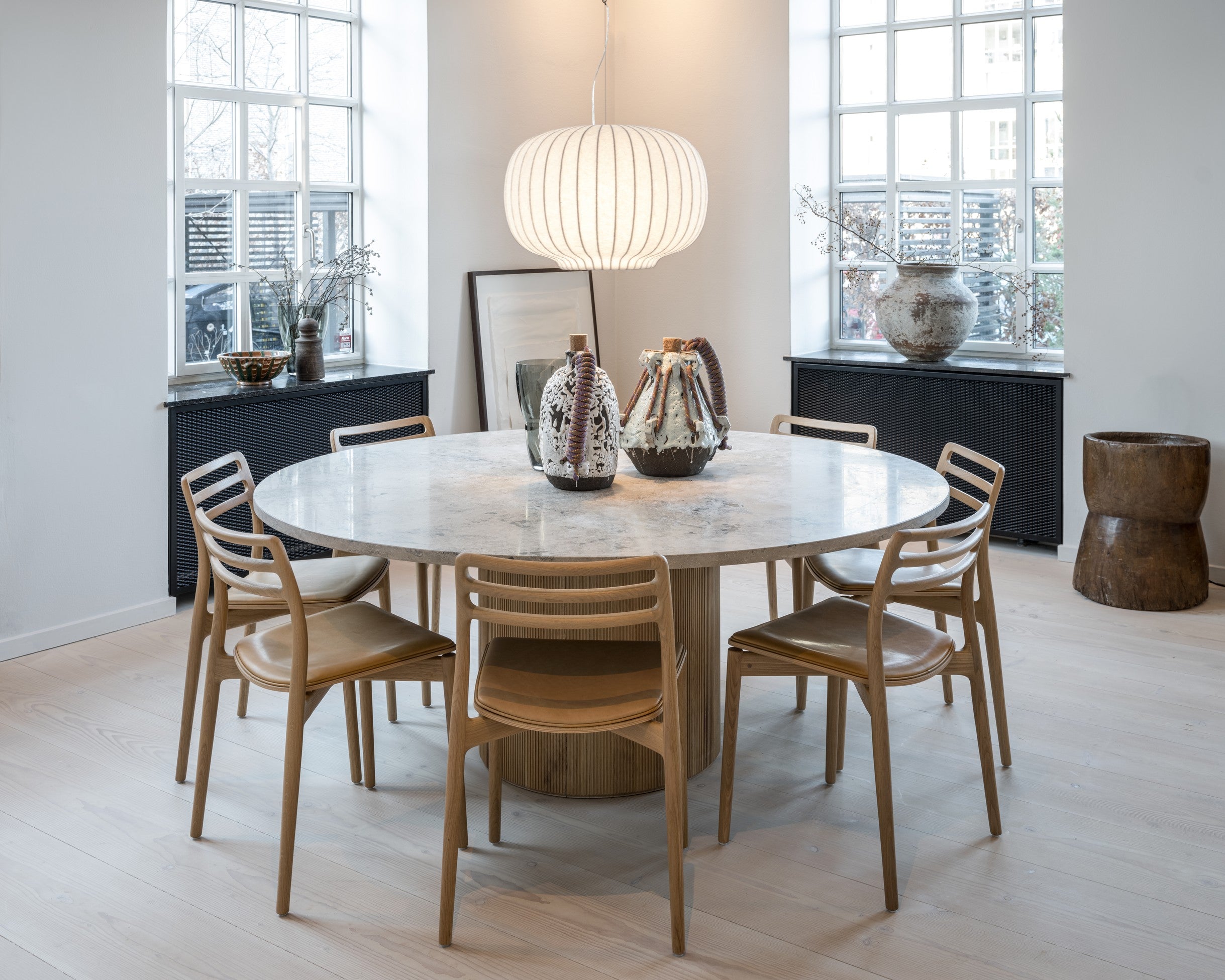 Ronde tafel CABIN grijs kalksteenblad met lichte eiken basis