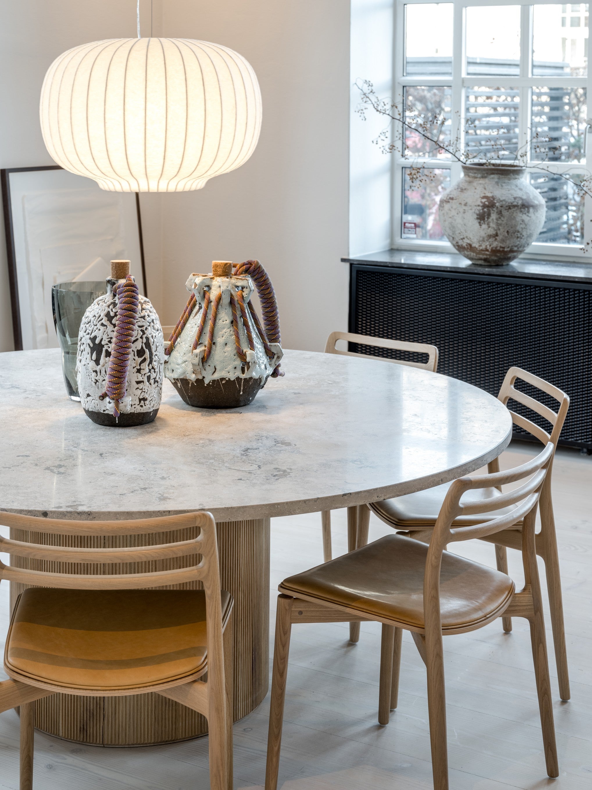 Ronde tafel CABIN grijs kalksteenblad met lichte eiken basis