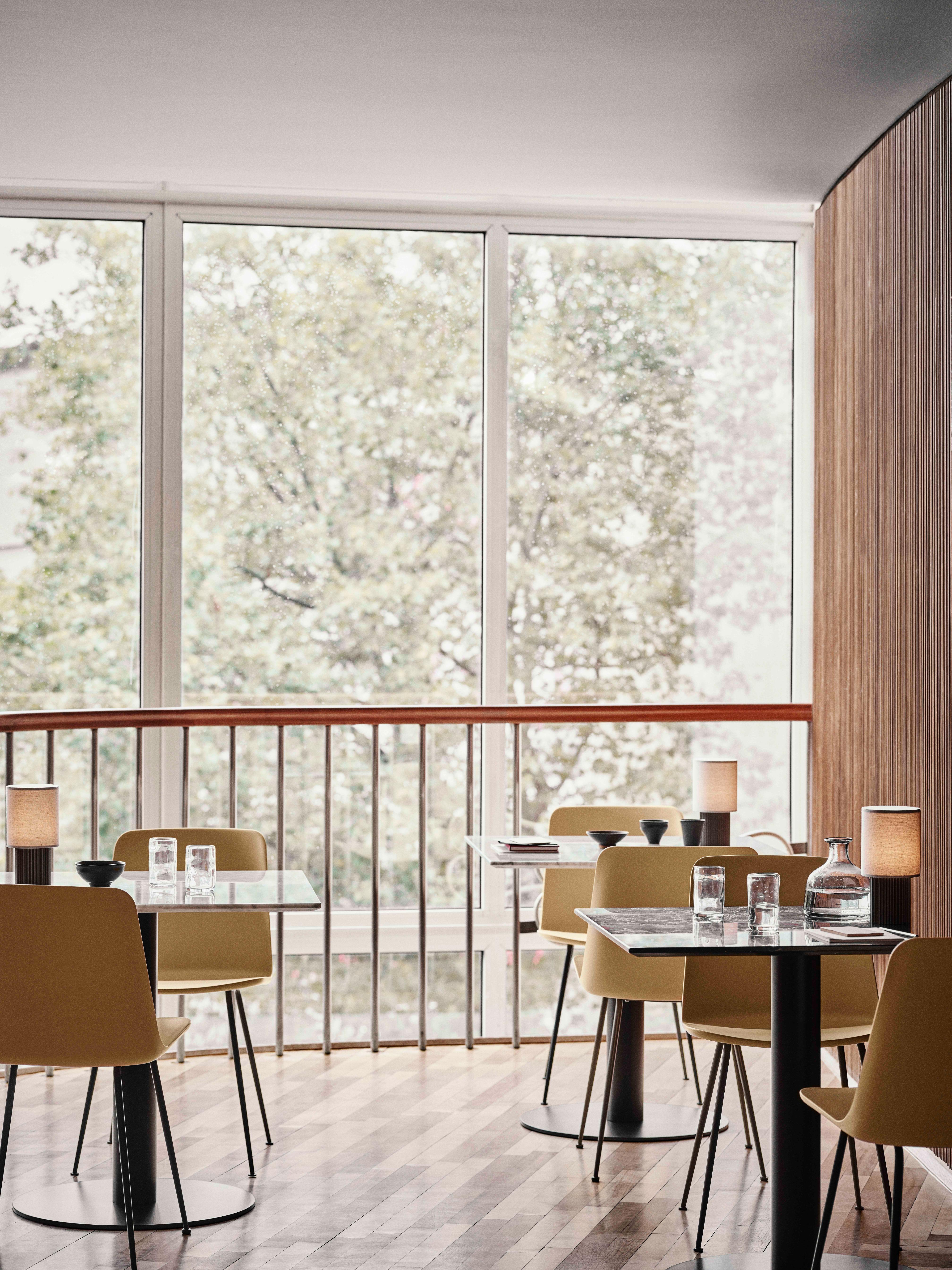 Café tafel IN BETWEEN SK16 zwart gelamineerd blad met een bruine basis