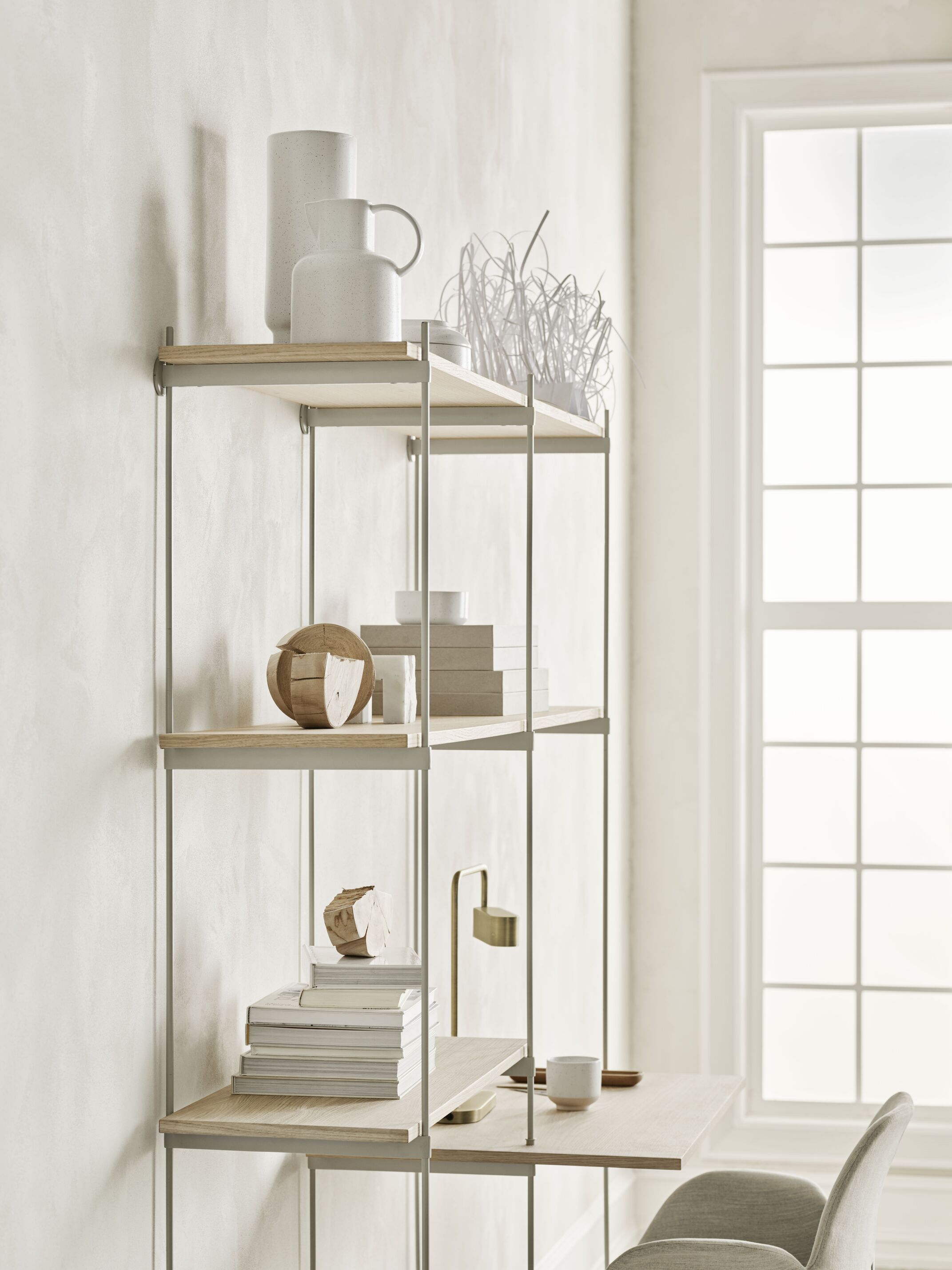 Wandrek met kledinghanger ROD gebleekt eikenfineer met zwarte frame