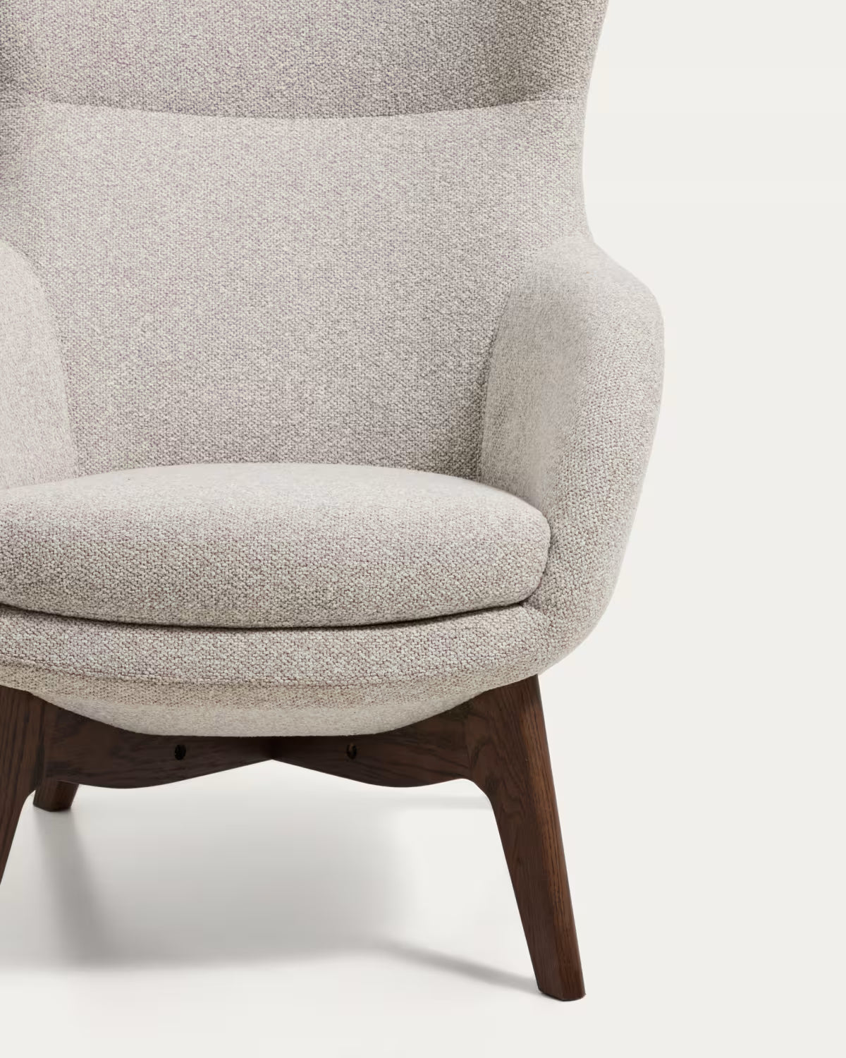 Fauteuil ADIRAN lichtbeige chenille met een donkere eiken basis