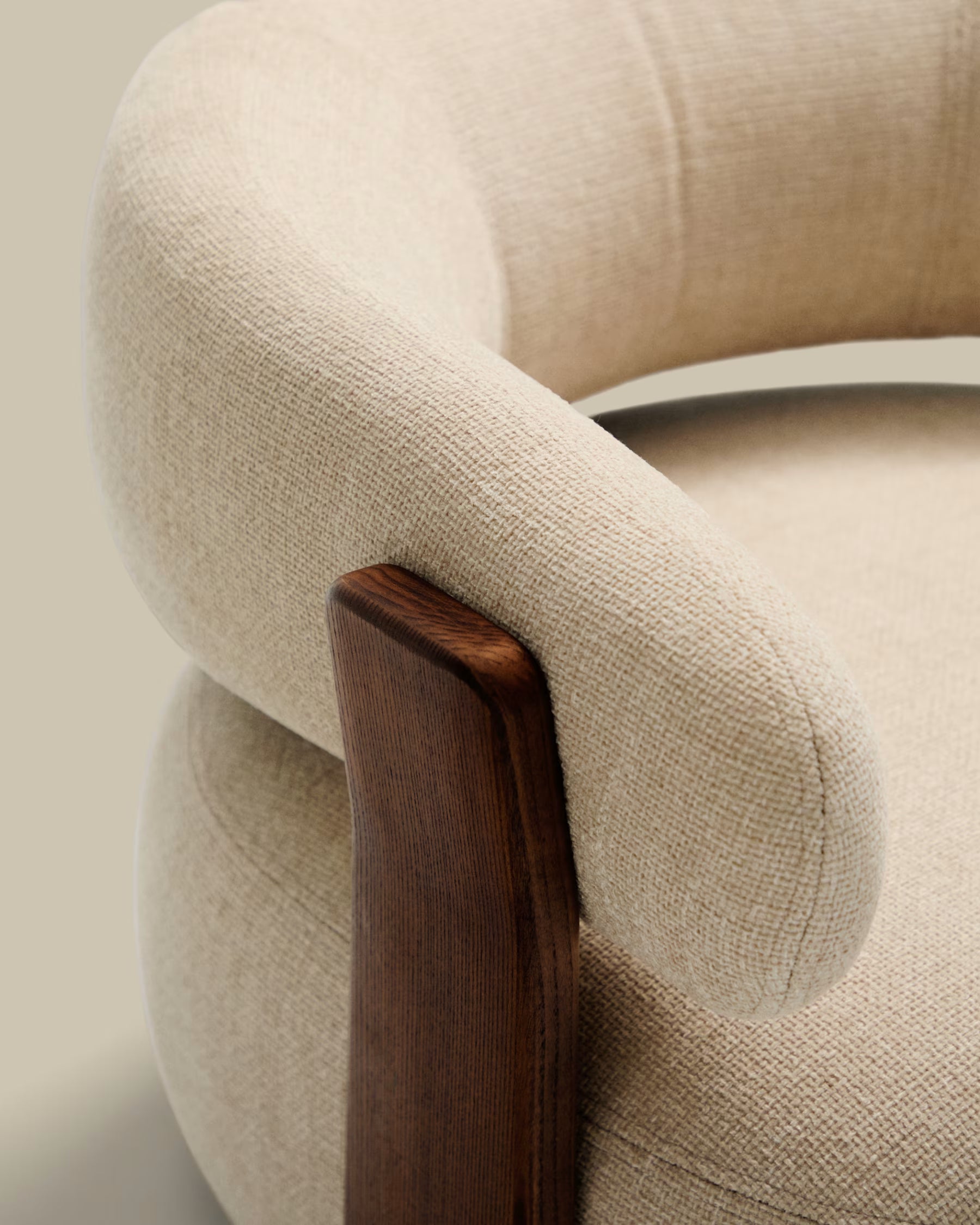Fauteuil GRANITE beige chenille met een donkere essen basis