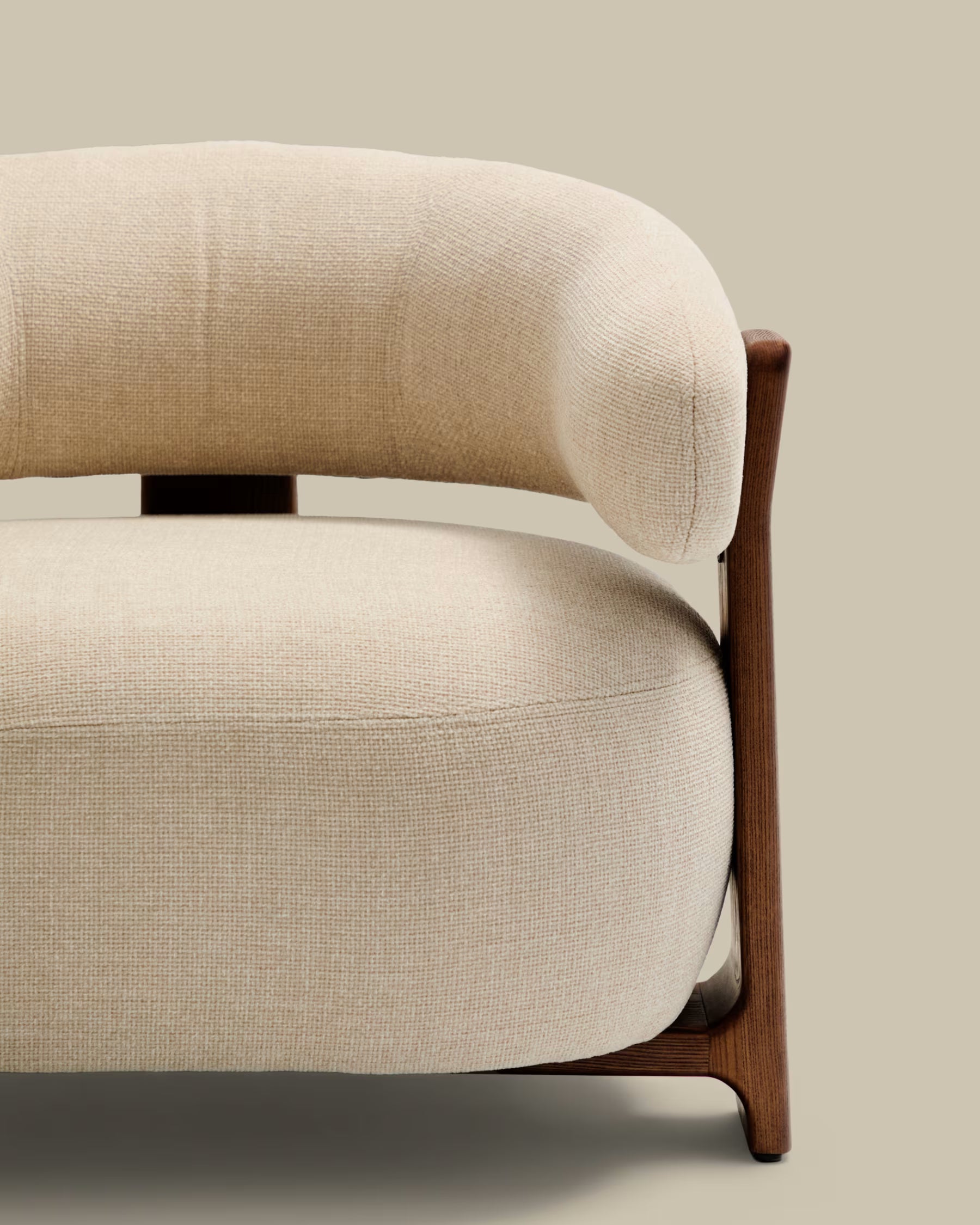 Fauteuil GRANITE beige chenille met een donkere essen basis