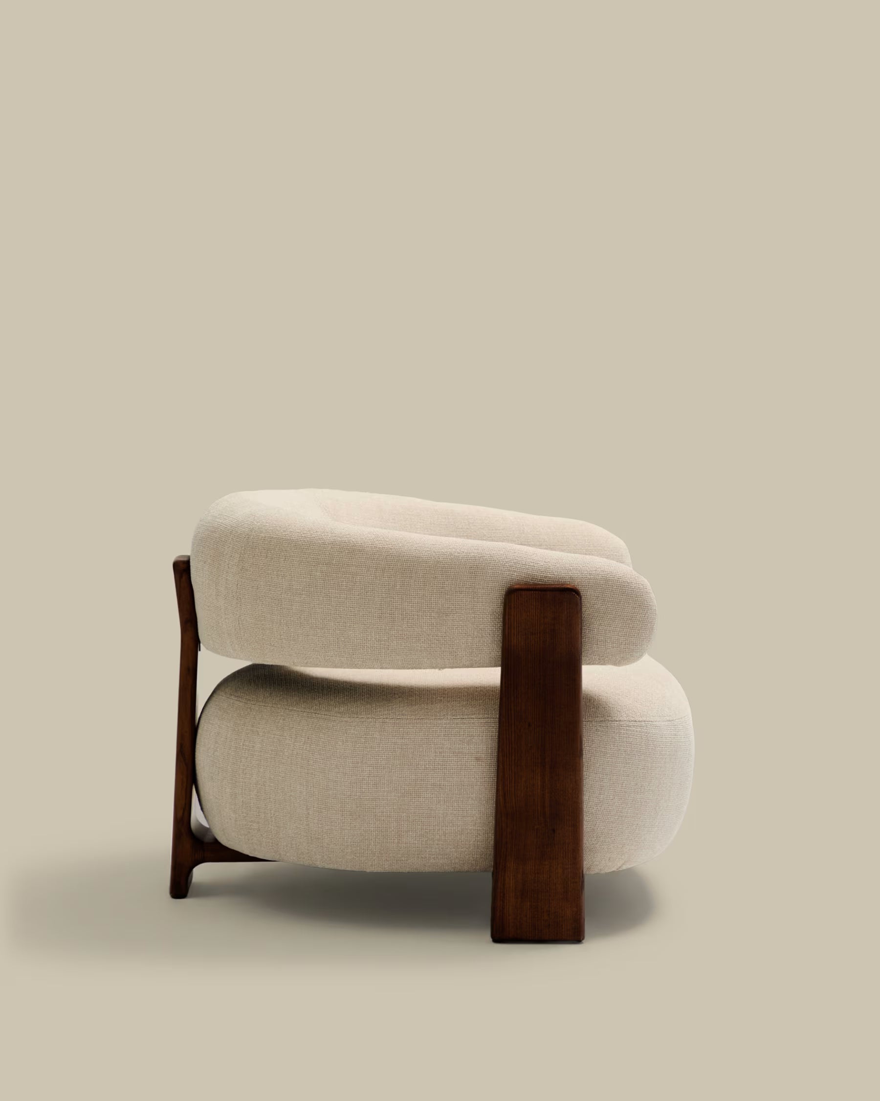 Fauteuil GRANITE beige chenille met een donkere essen basis