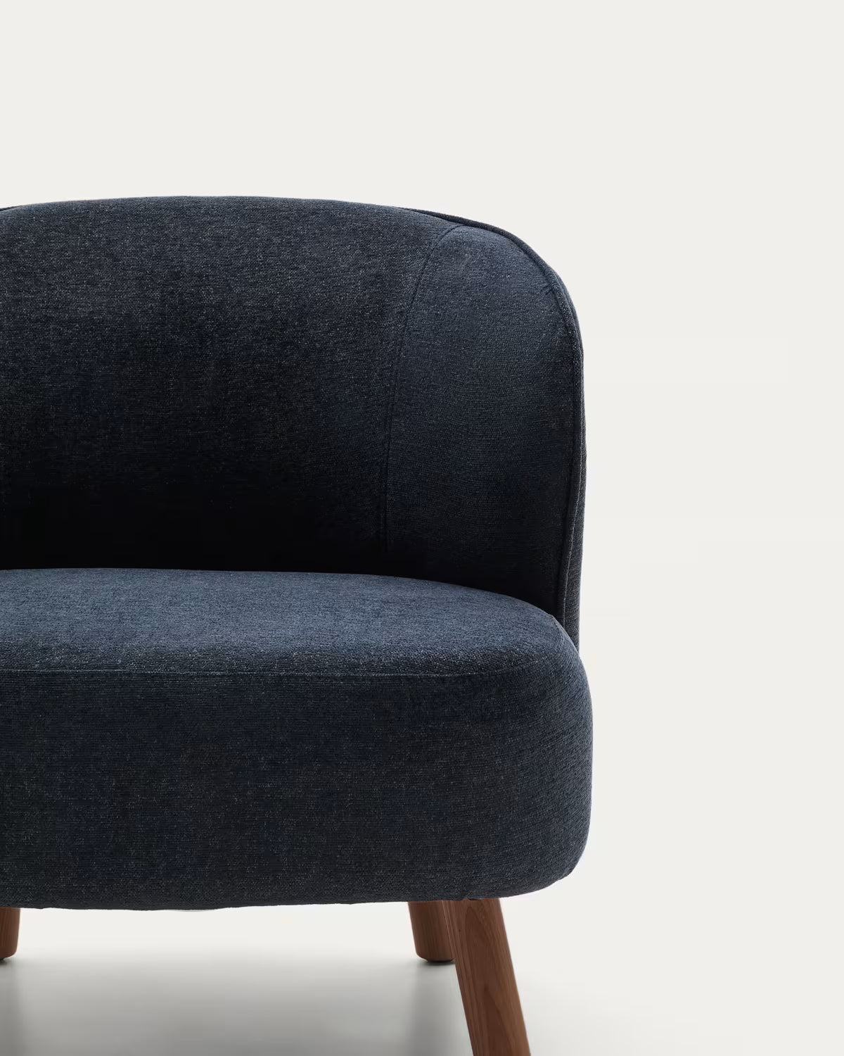Fotel ULIT in blauwgrijs chenille met een donkere essen basis