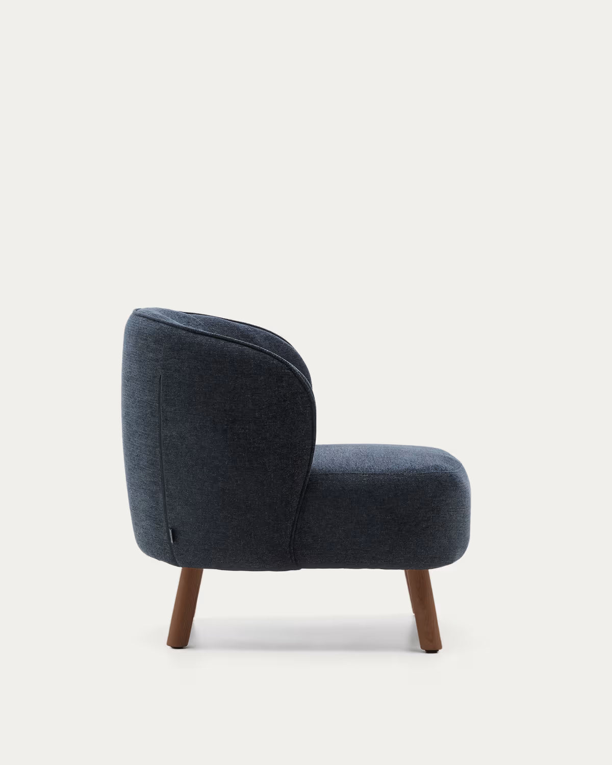 Fotel ULIT in blauwgrijs chenille met een donkere essen basis