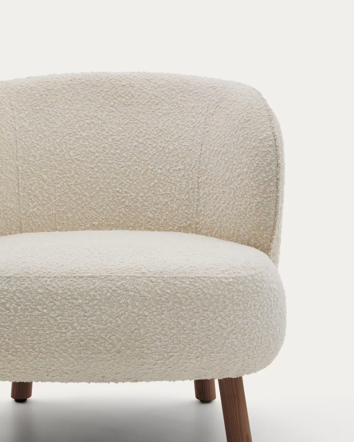 Witte schapenvacht fauteuil ULIT met een donkere essen basis