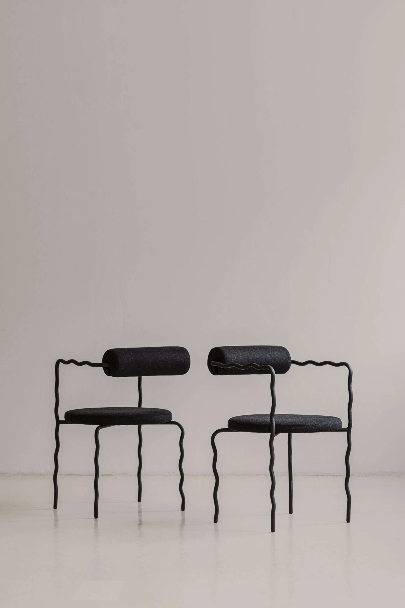 SAGE VAGUE fauteuil met armleuningen, gestoffeerd met een metalen basis