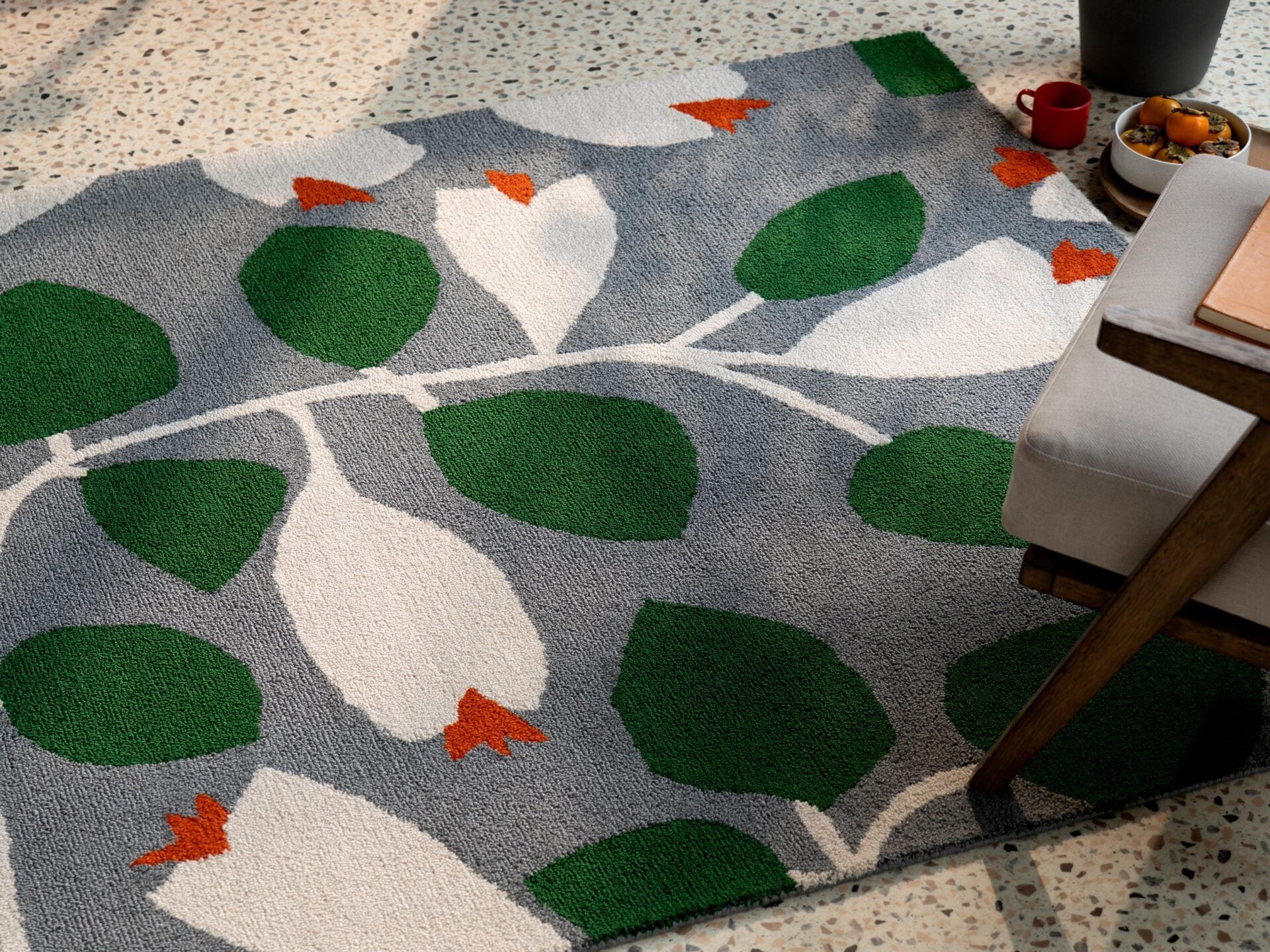 Dywan zewnętrzny ROSEHIP szary w beżowe kwiaty