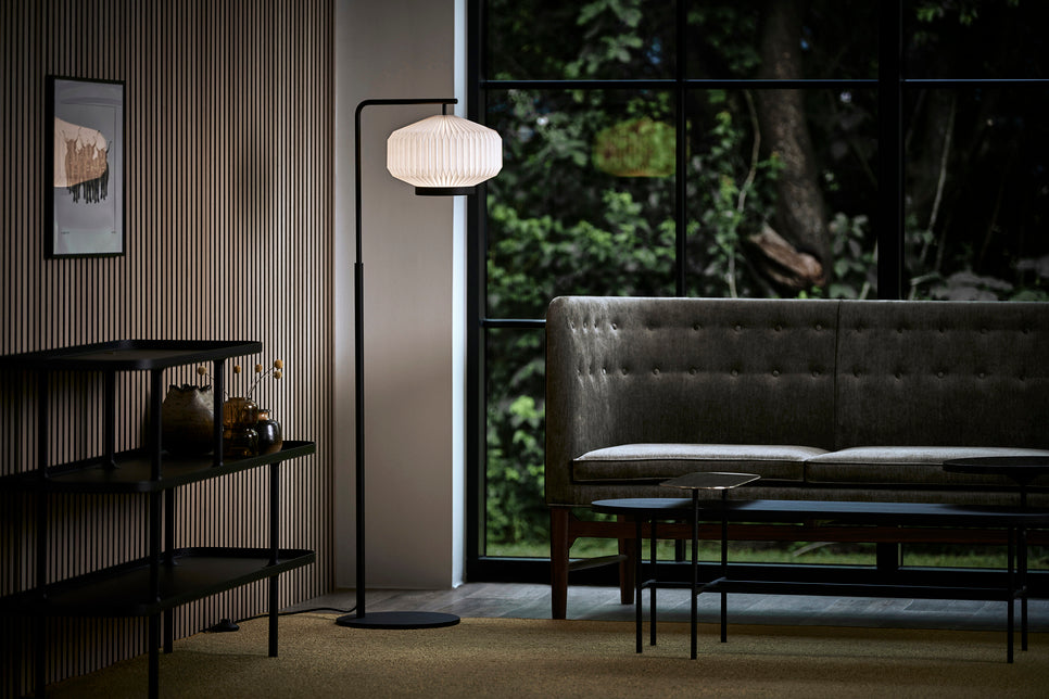 Stehlampe MODELL 386 SHIBUI weiß mit schwarzem Fuß