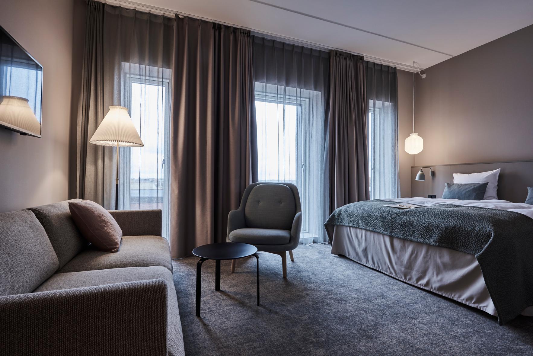 Vloerlamp MODEL 351 wit met zwart-gouden voet