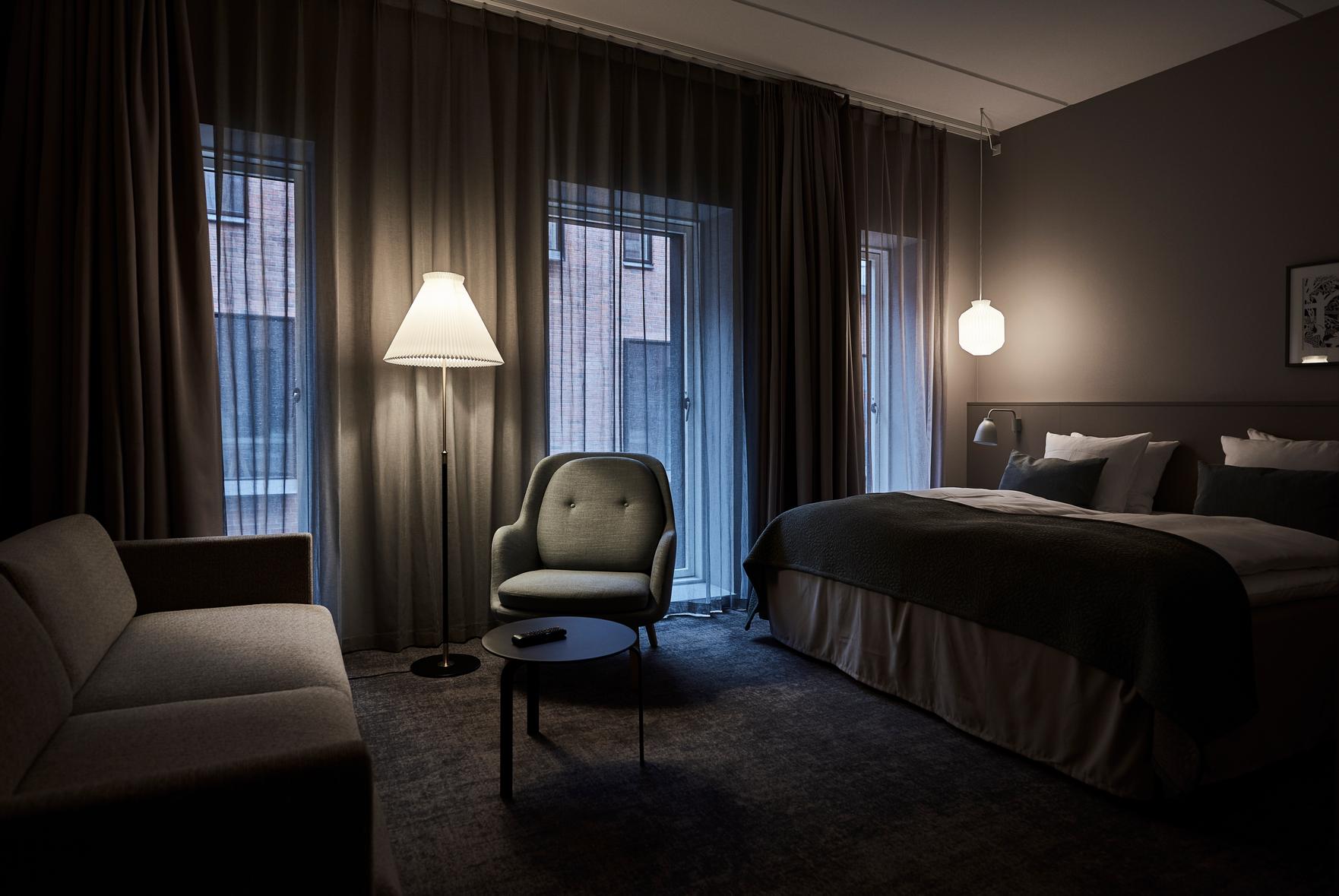 Vloerlamp MODEL 351 wit met zwart-gouden voet