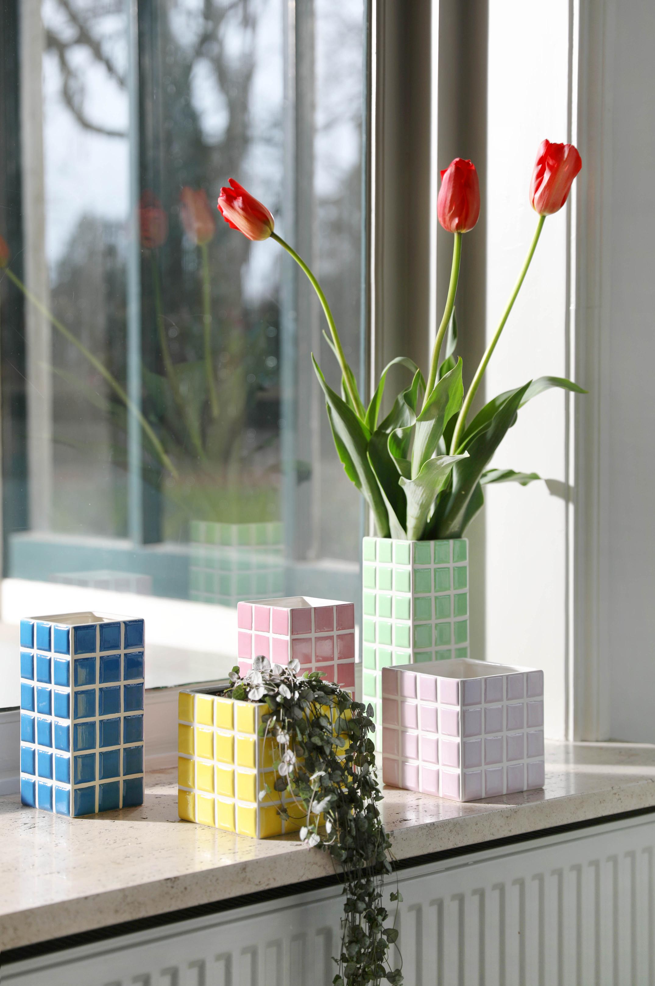 TILE pot in pink with white