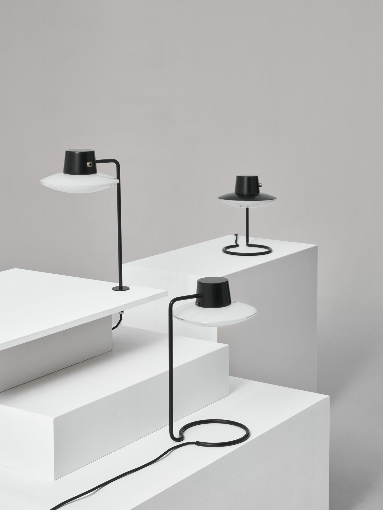 Tischlampe AJ OXFORD schwarz mit weißem Finish