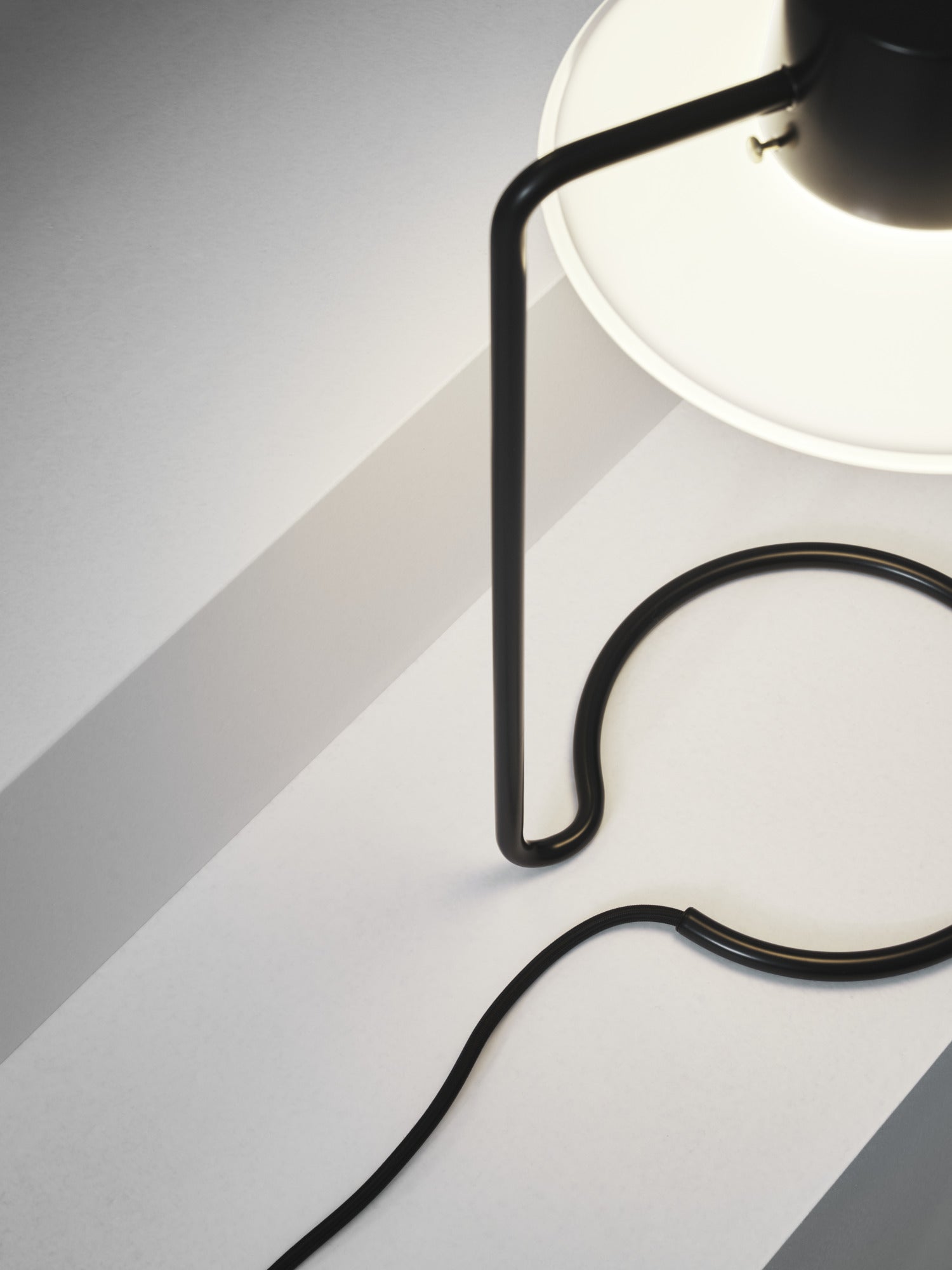 Tischlampe AJ OXFORD schwarz mit weißem Finish