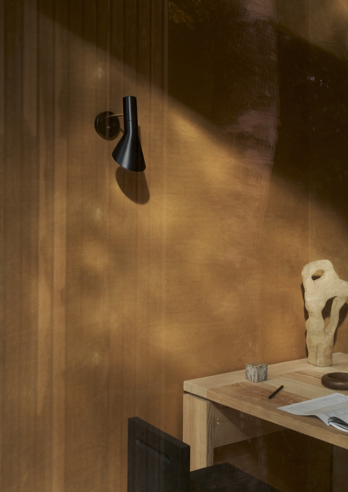 Wandleuchte AJ schwarz mit Messing