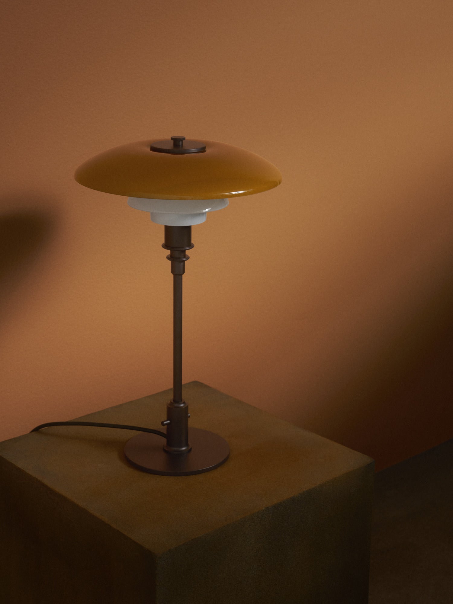 Lampa stołowa PH 3/2 - edycja stulecia biały z pomarańczowym z brązową podstawą – Louis Poulsen