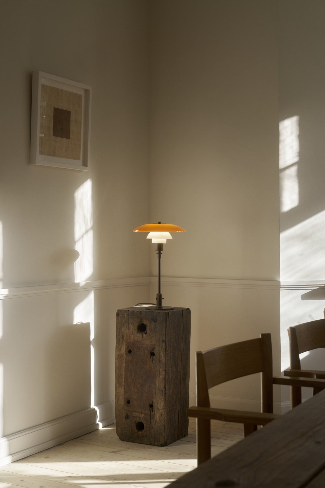 Lampa stołowa PH 3/2 - edycja stulecia biały z pomarańczowym z brązową podstawą – Louis Poulsen