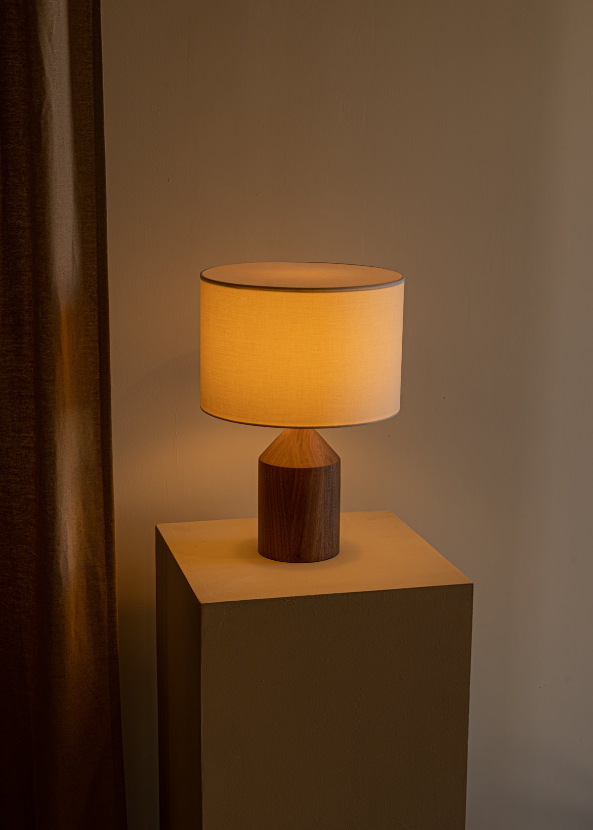 Tischlampe JOSEF Nussbaumholz