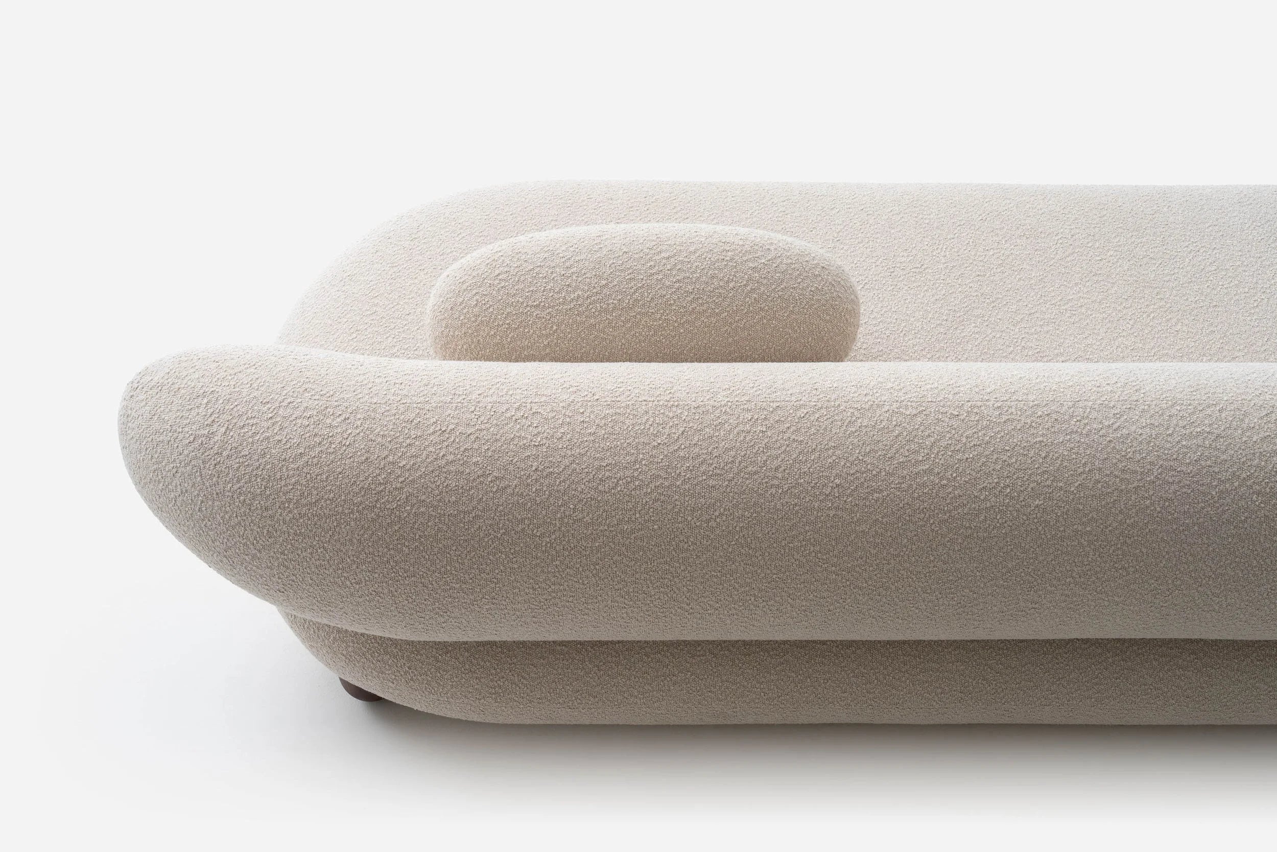 Bank FLOCK gestoffeerd met houten basis