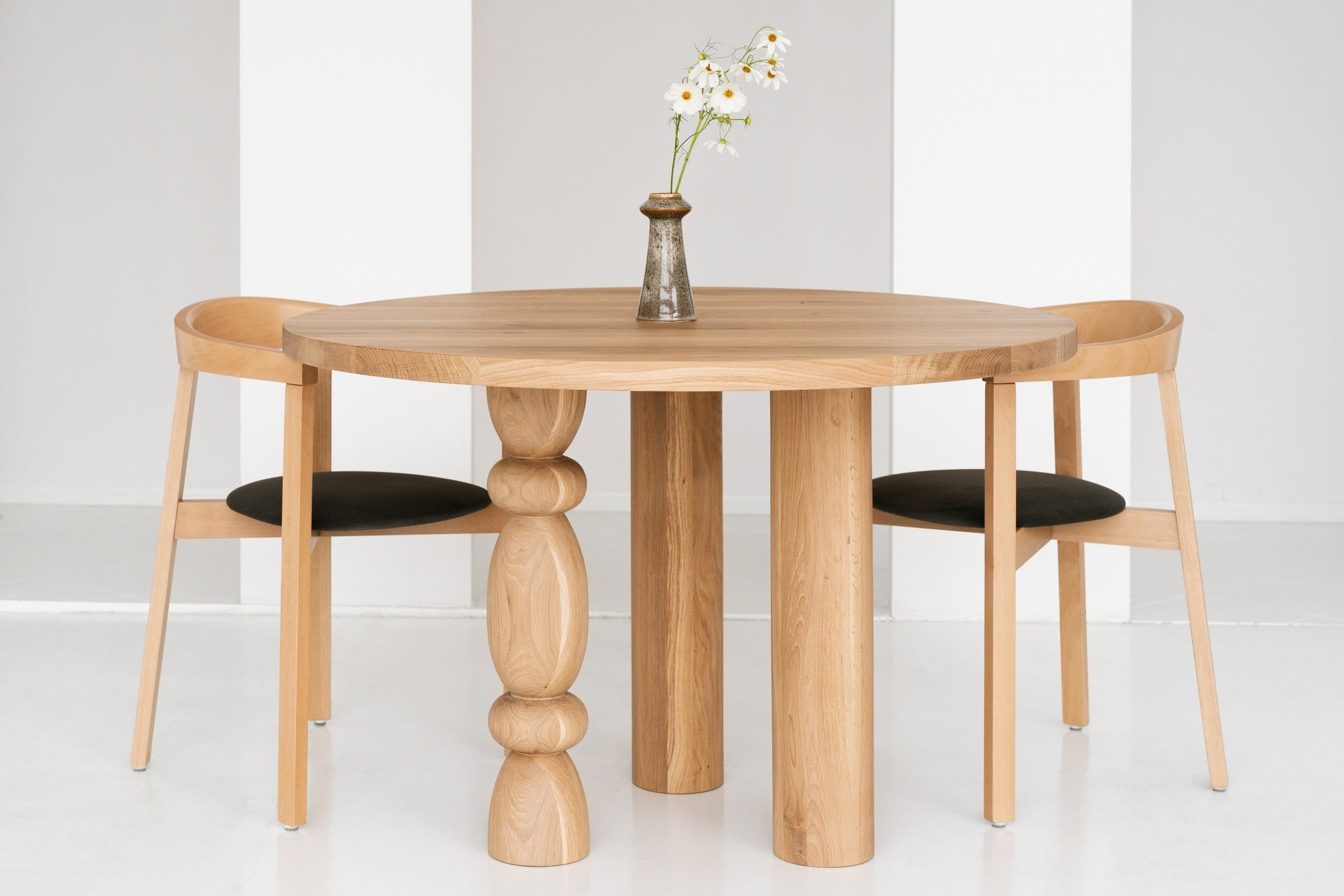 Ronde tafel CIRI van eikenhout
